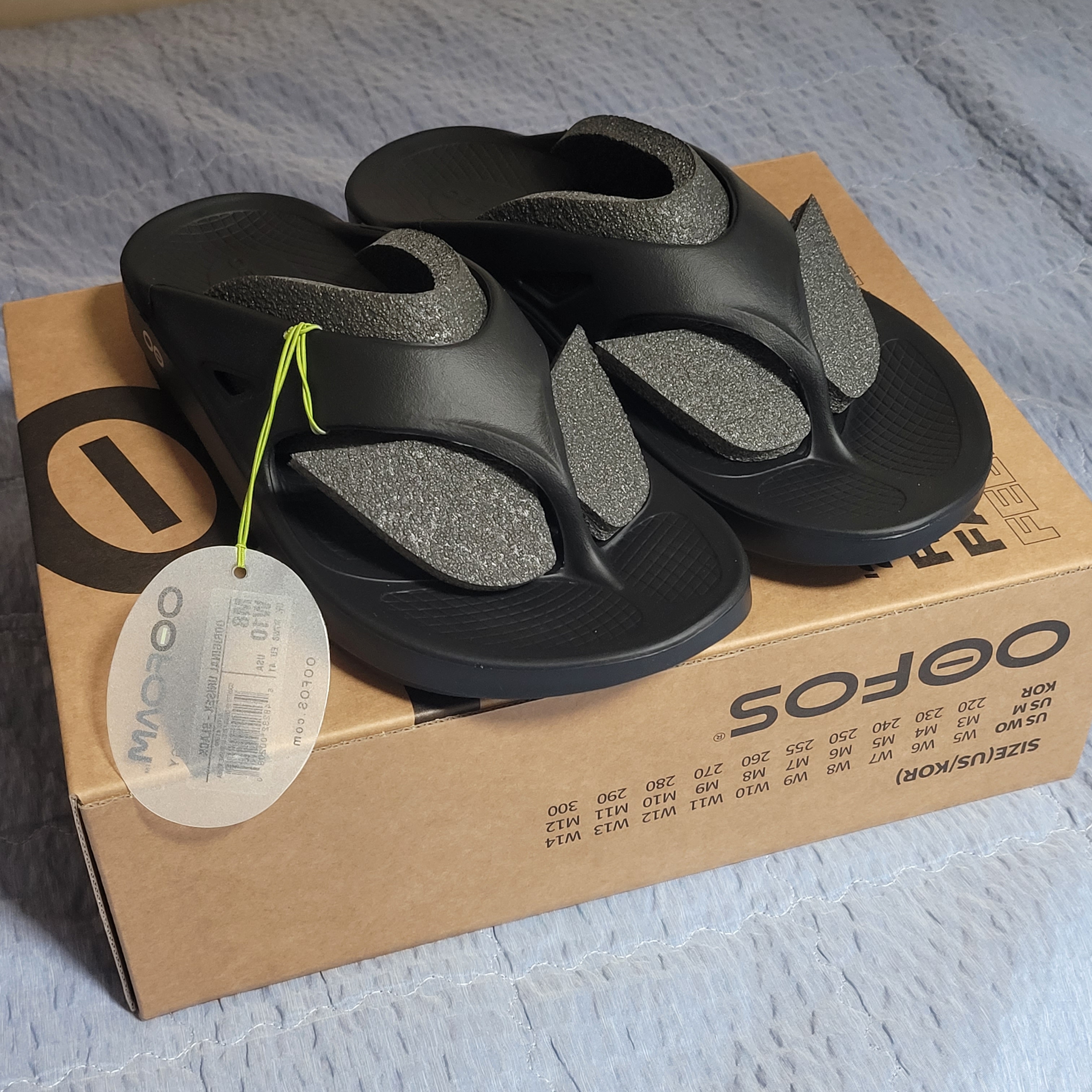 Oofos OOriginal Black 착용 스타일