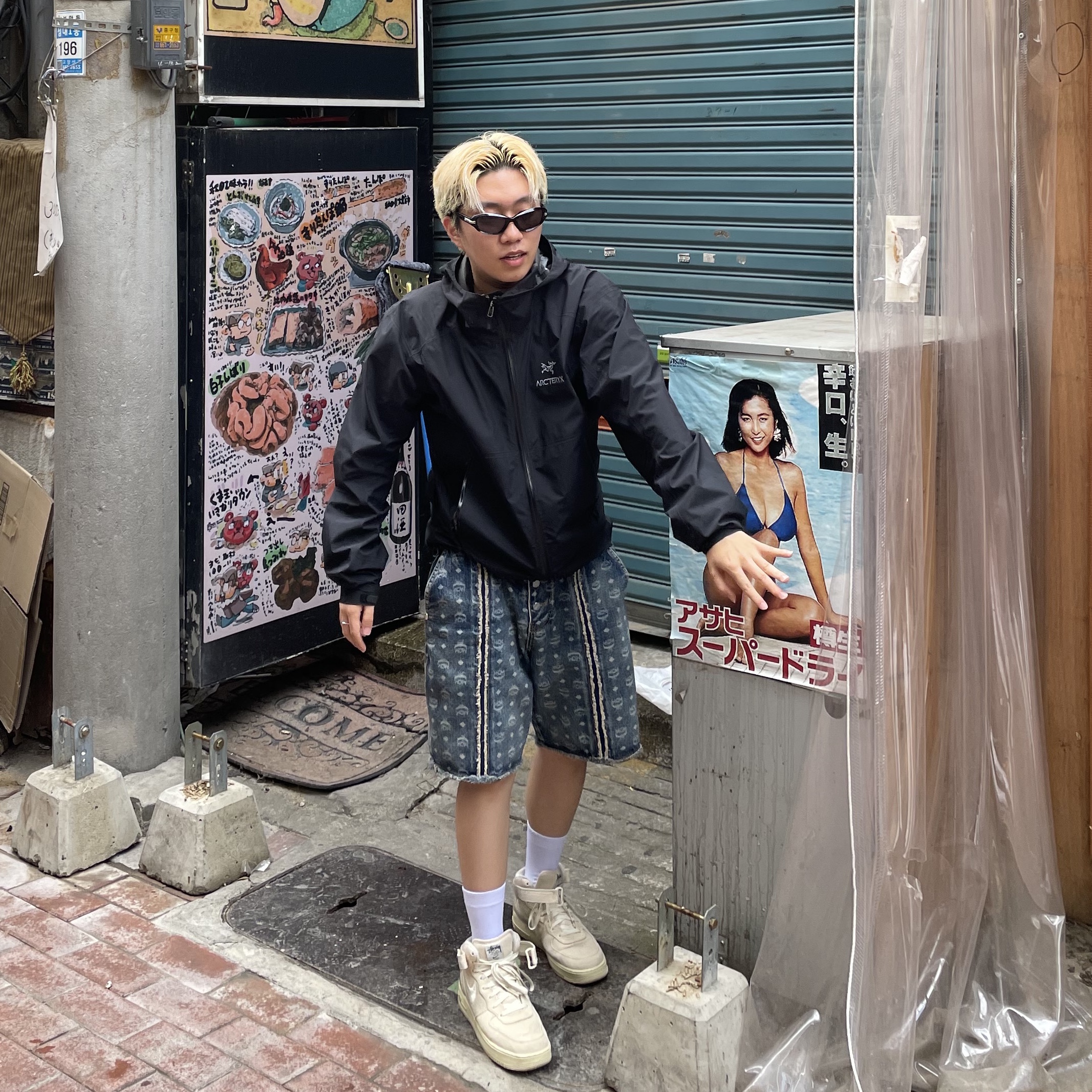 Nike x Stussy Air Force 1 '07 Mid SP Fossil, Thug Club x MCM Zip Denim Pants Blue 착용 스타일 - 2