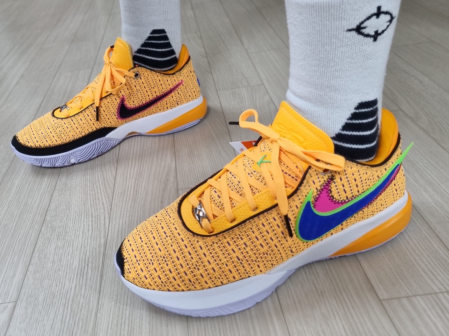 Nike Ja 1 EP Ember Glow, Nike LeBron XX EP Laser Orange Racer Blue 착용 스타일 - 2