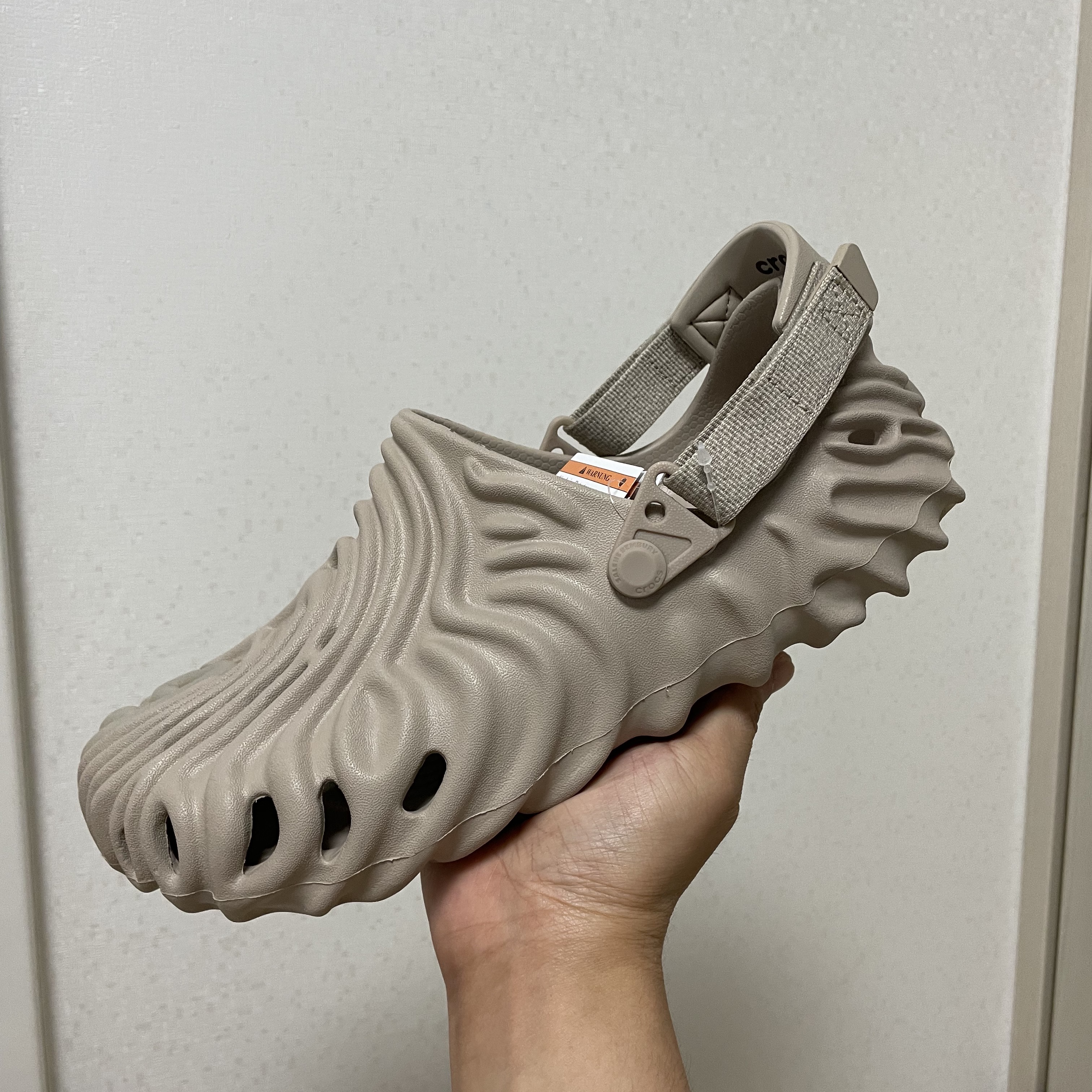 Crocs x Salehe Bembury Pollex Clog Horchata 착용 스타일 - 3