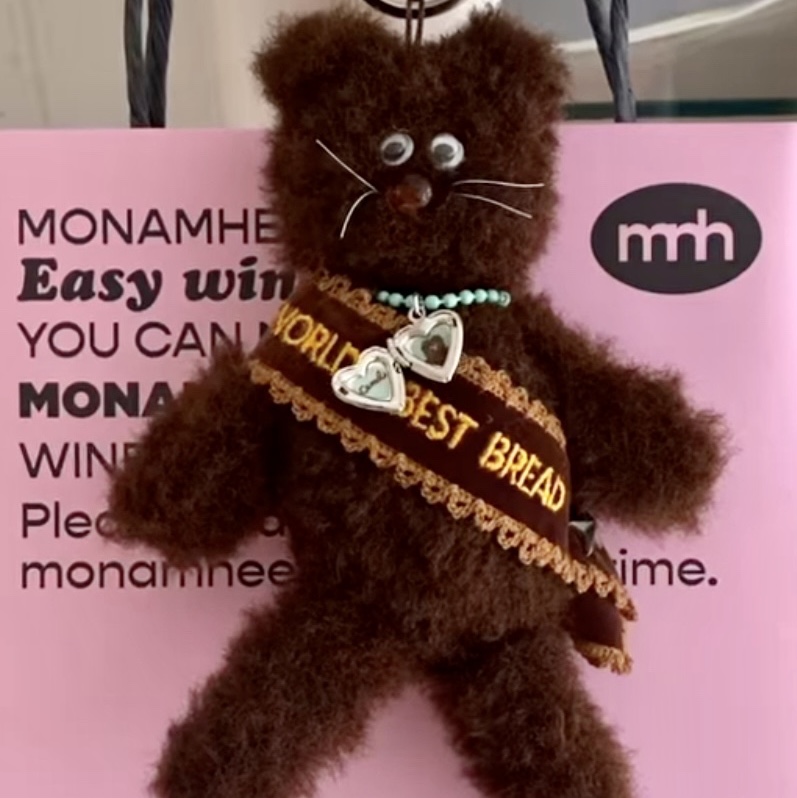 Monamhee x SSIL Bred keyring Brown 착용 스타일
