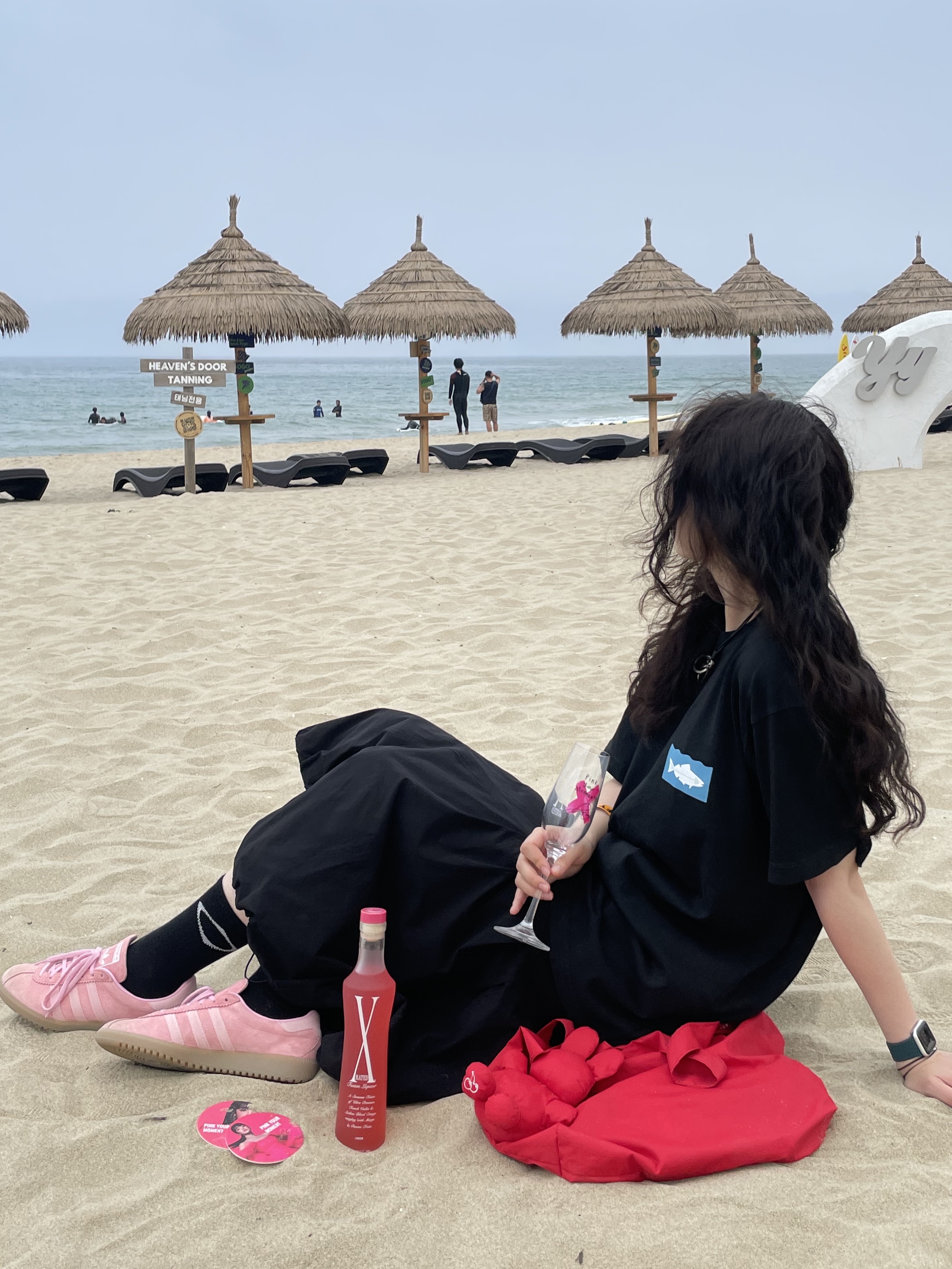 Adidas Bermuda Glow Pink, Stussy x Heal The Bay Ocean Pigment Dyed T-Shirt Black 착용 스타일
