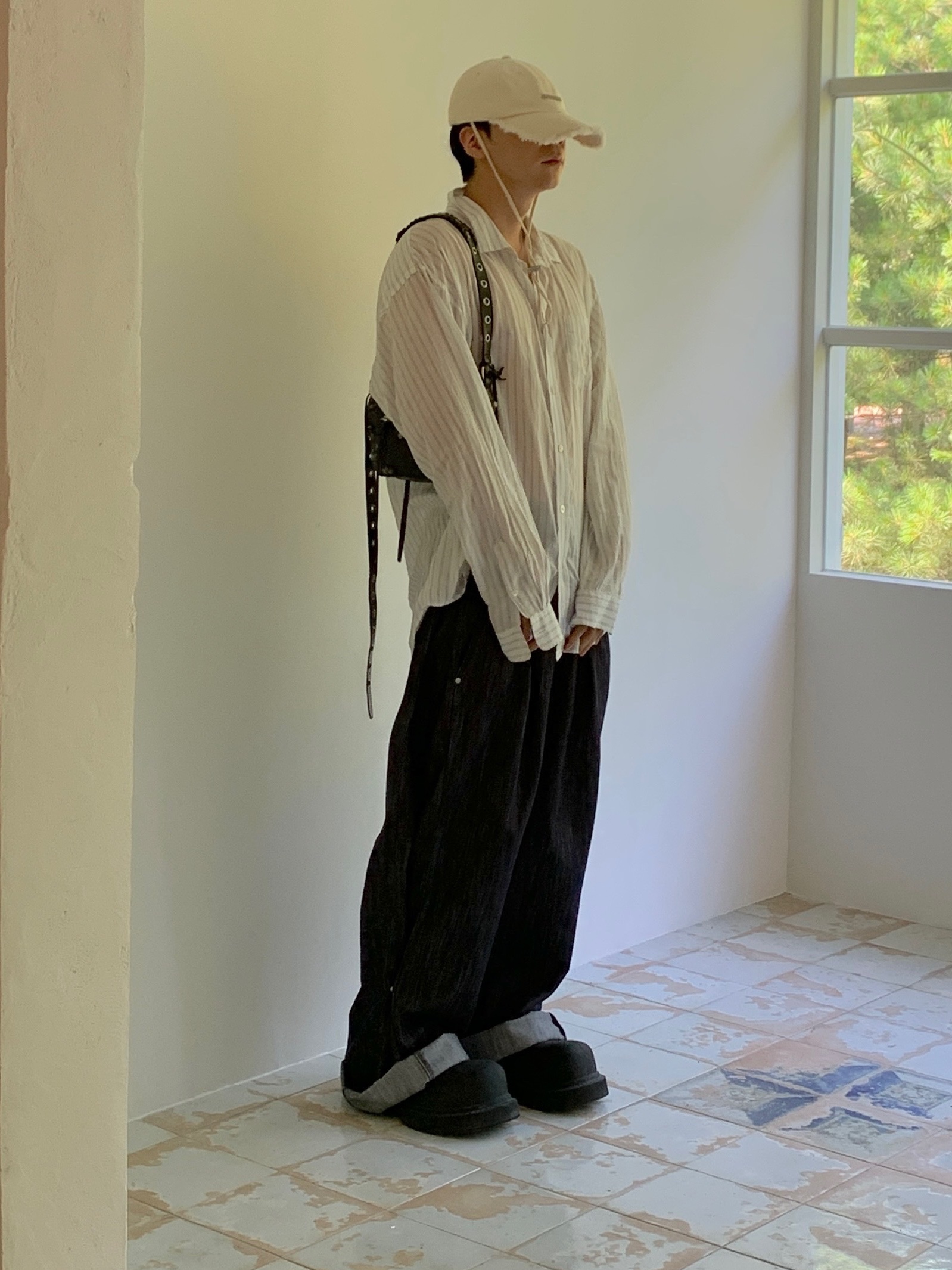 Jacquemus La Casquette Artichaut Fringe Baseball Cap Off White, Balenciaga Arena Lambskin Aged Silver Hardware Le Cagole XS Flap Bag Black 착용 스타일 - 2