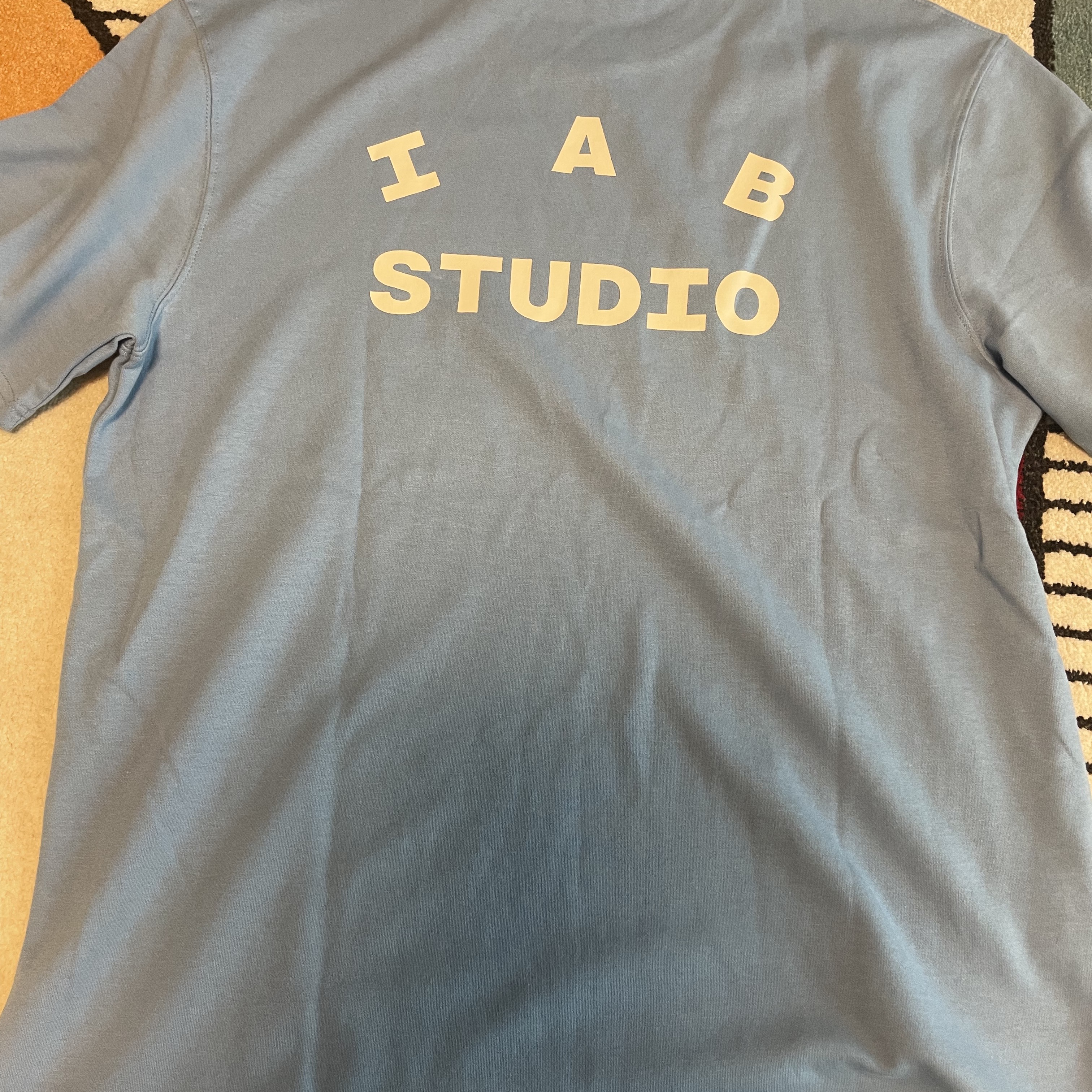 IAB Studio x Netflix SS T-Shirt Blue 착용 스타일