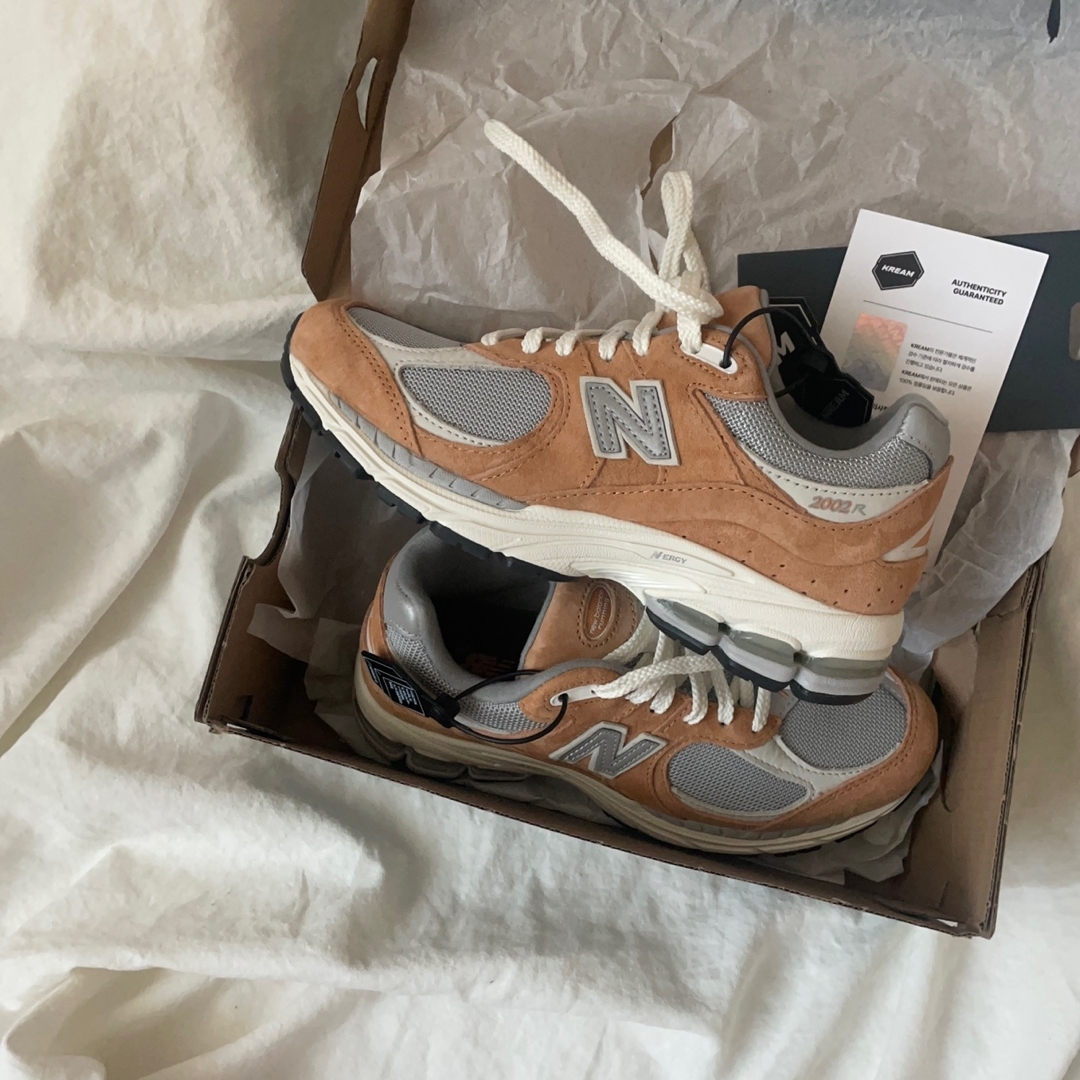 New Balance 2002R Special Vintage Beige 착용 스타일