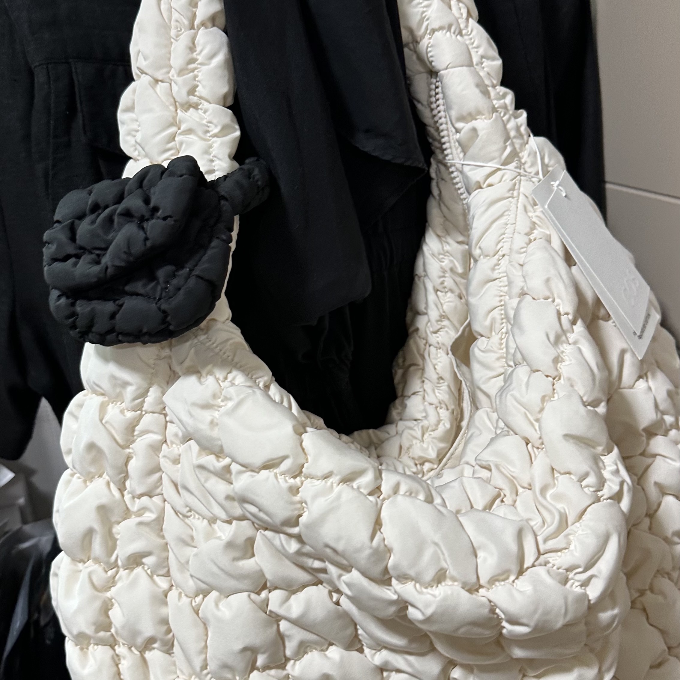 COS Quilted Oversized Shoulder Bag Off White Light Beige 착용 스타일 - 1