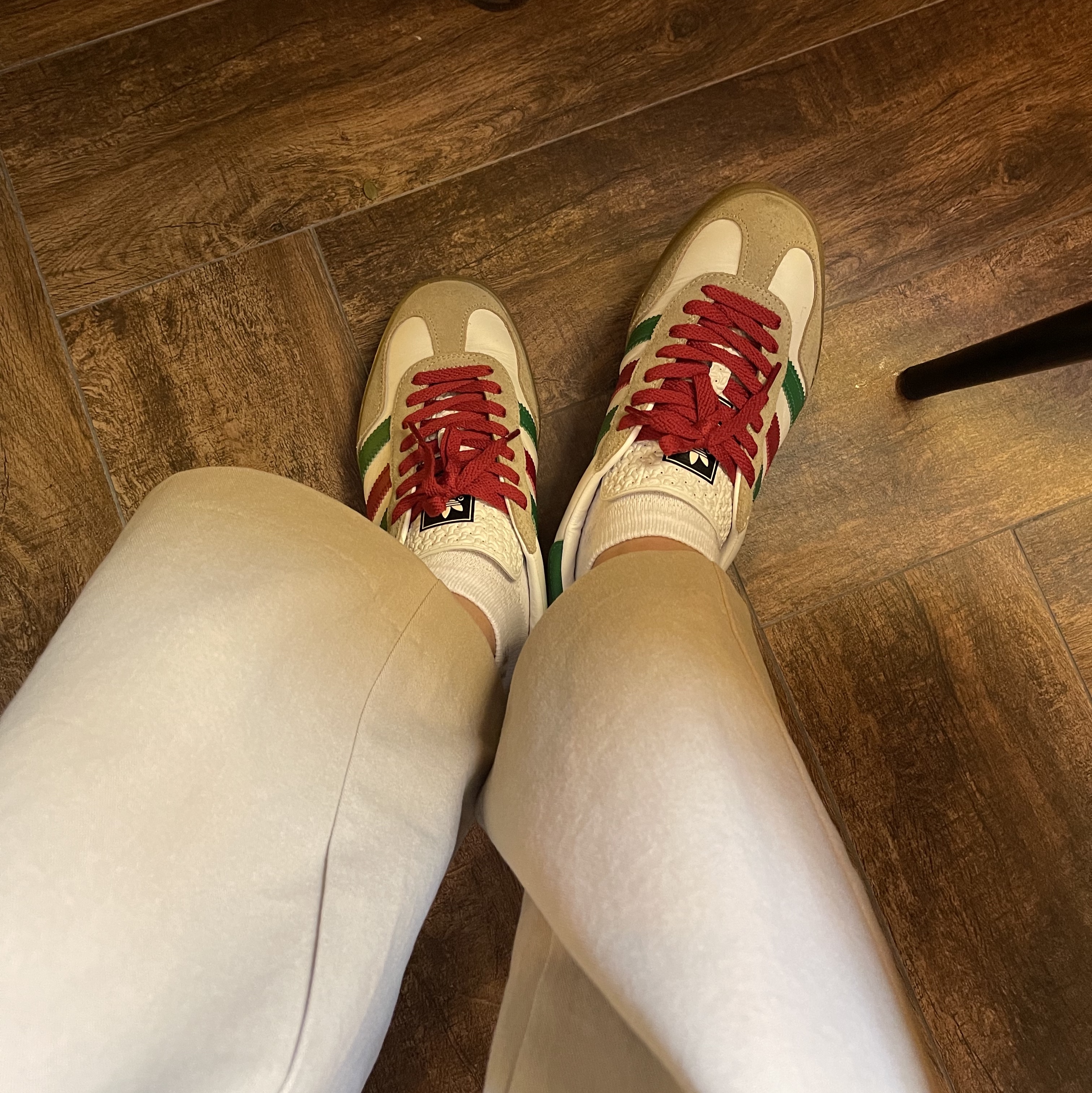 Gucci x Adidas Gazelle Sneakers White Leather Oatmeal Suede 착용 스타일 - 2