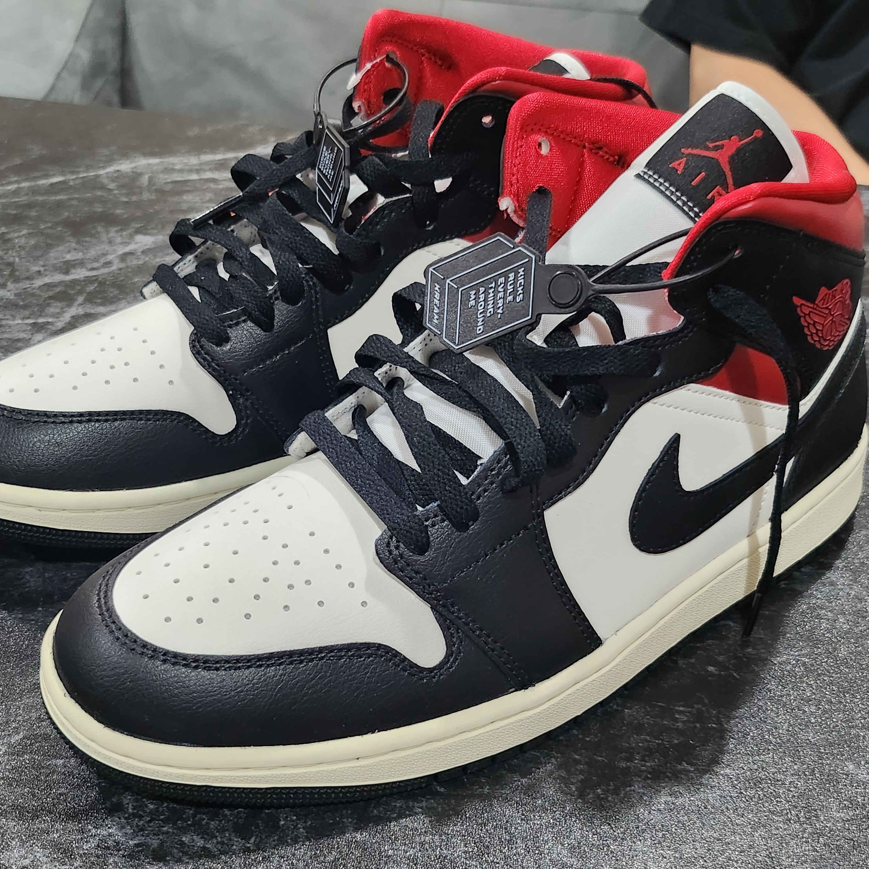 (W) Jordan 1 Mid Black Gym Red 착용 스타일