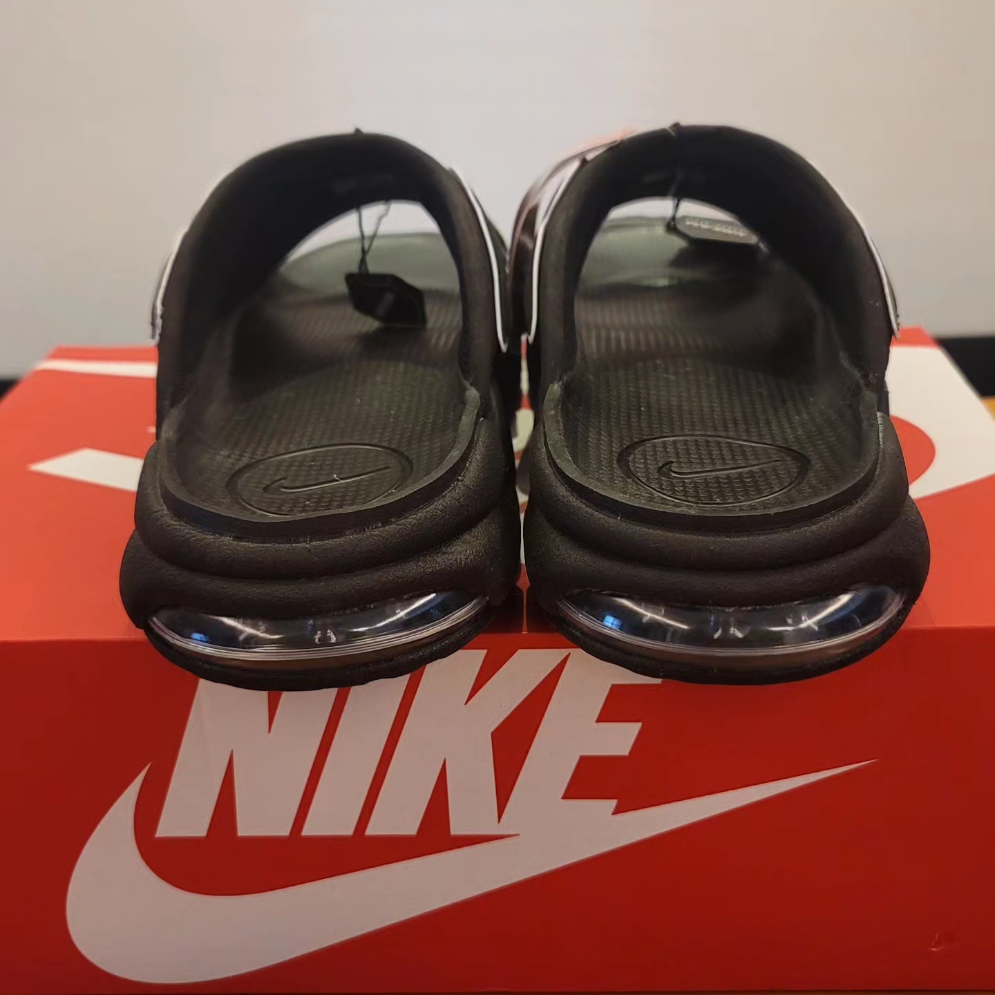 Nike Air More Uptempo Slide Black White 착용 스타일 - 3
