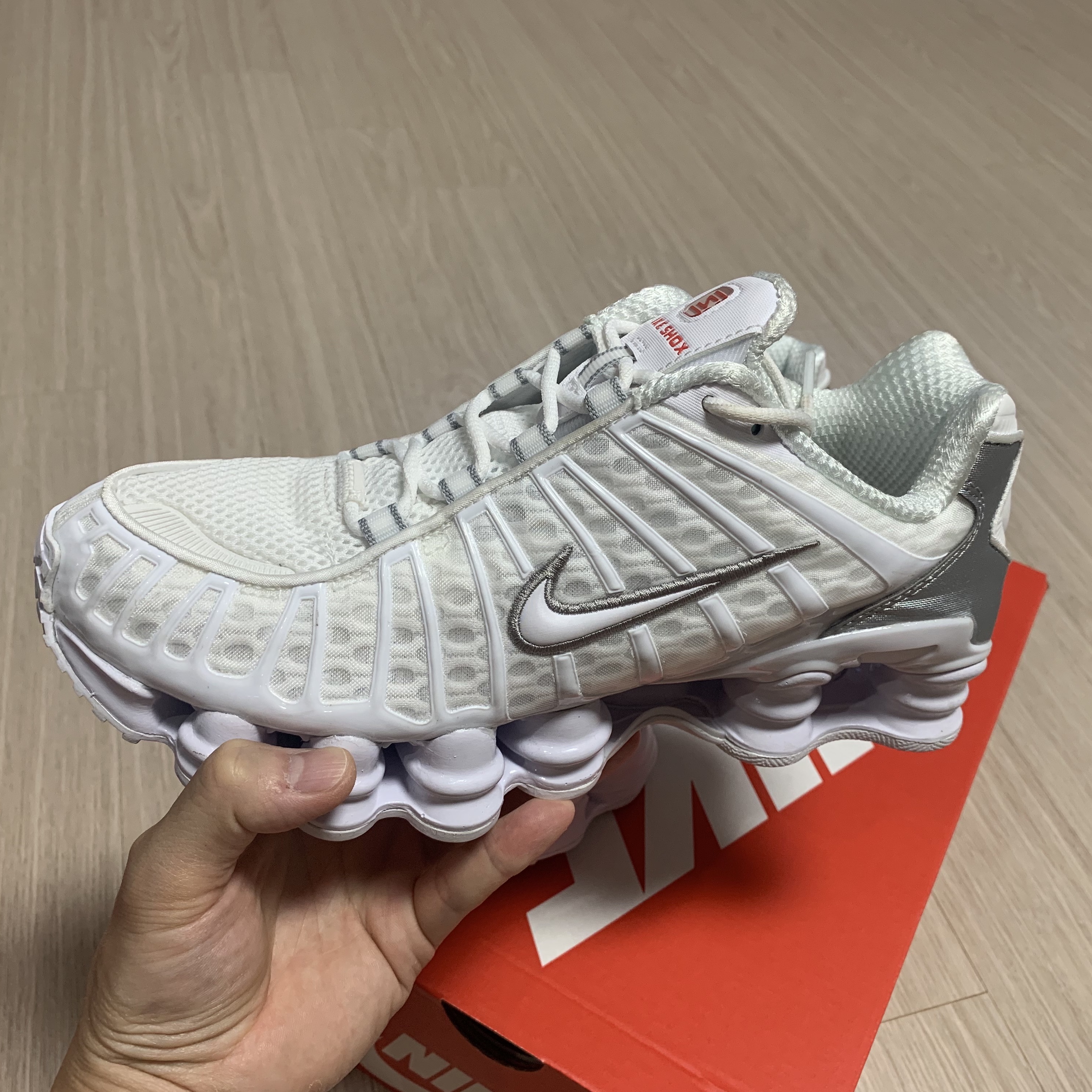 (W) Nike Shox TL White and Max Orange, (W) Nike Shox TL Black and Max Orange 착용 스타일 - 3