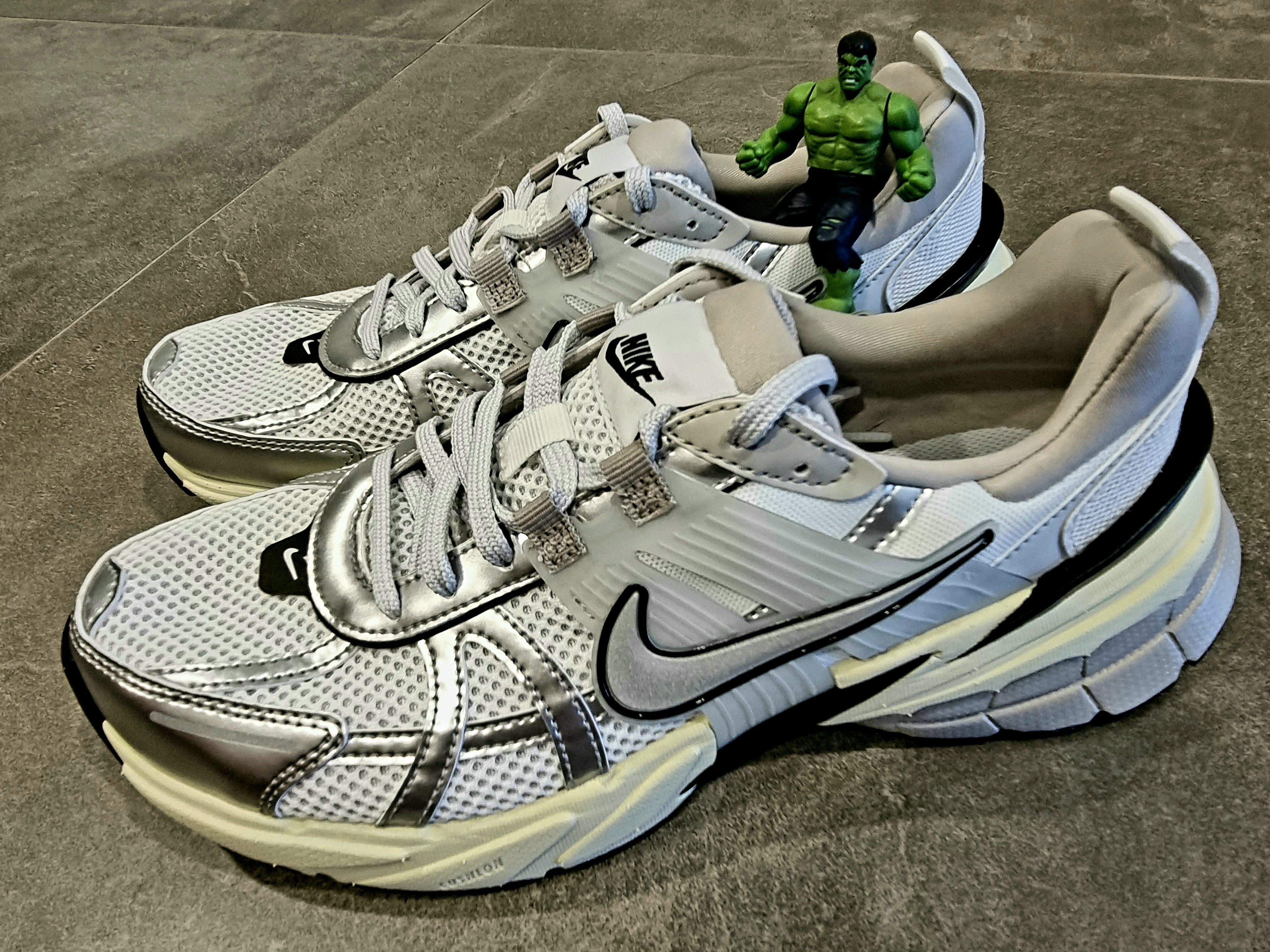 Nike V2K Run Summit White Metallic Silver 착용 스타일 - 1