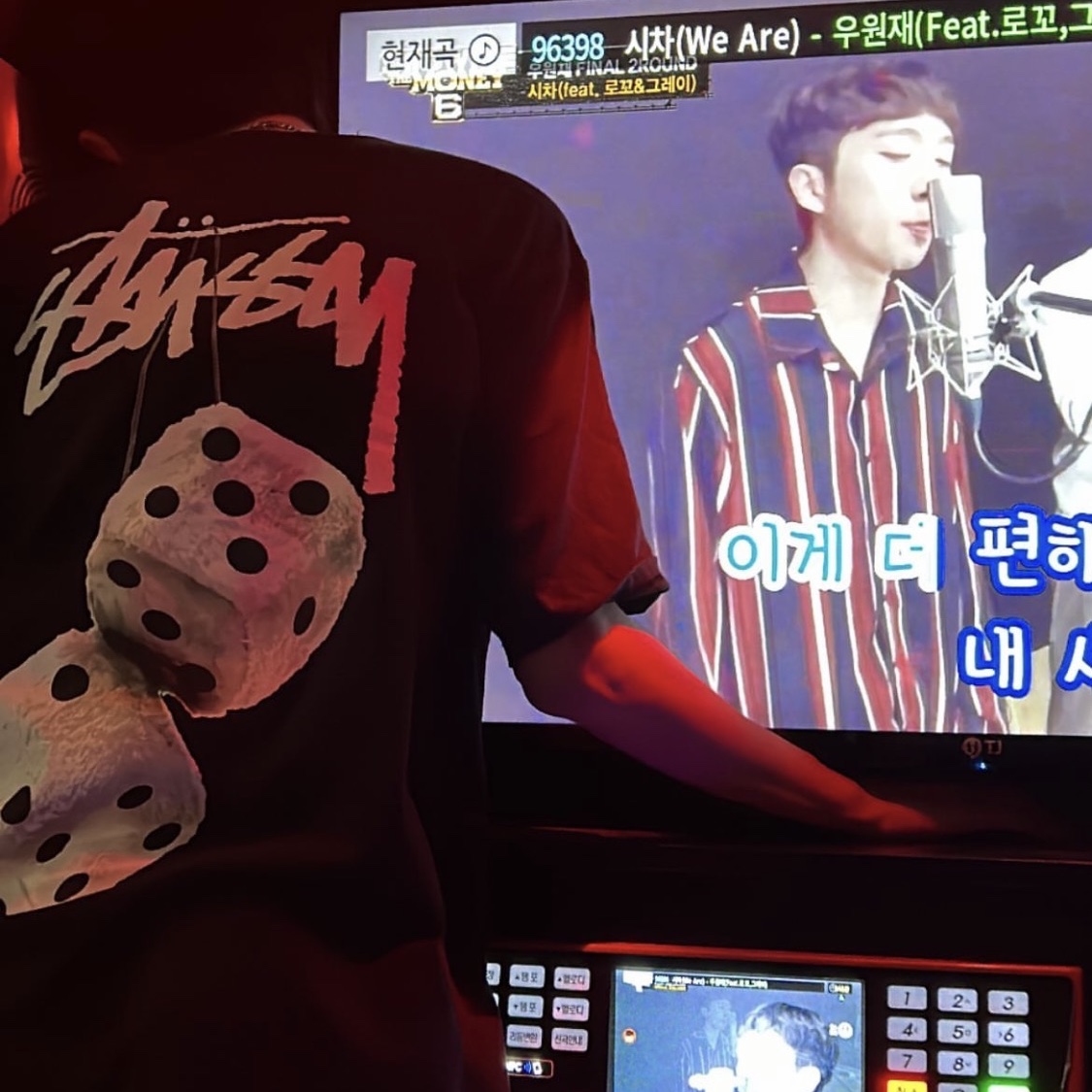 Stussy Fuzzy Dice T-Shirt Black 착용 스타일 - 2