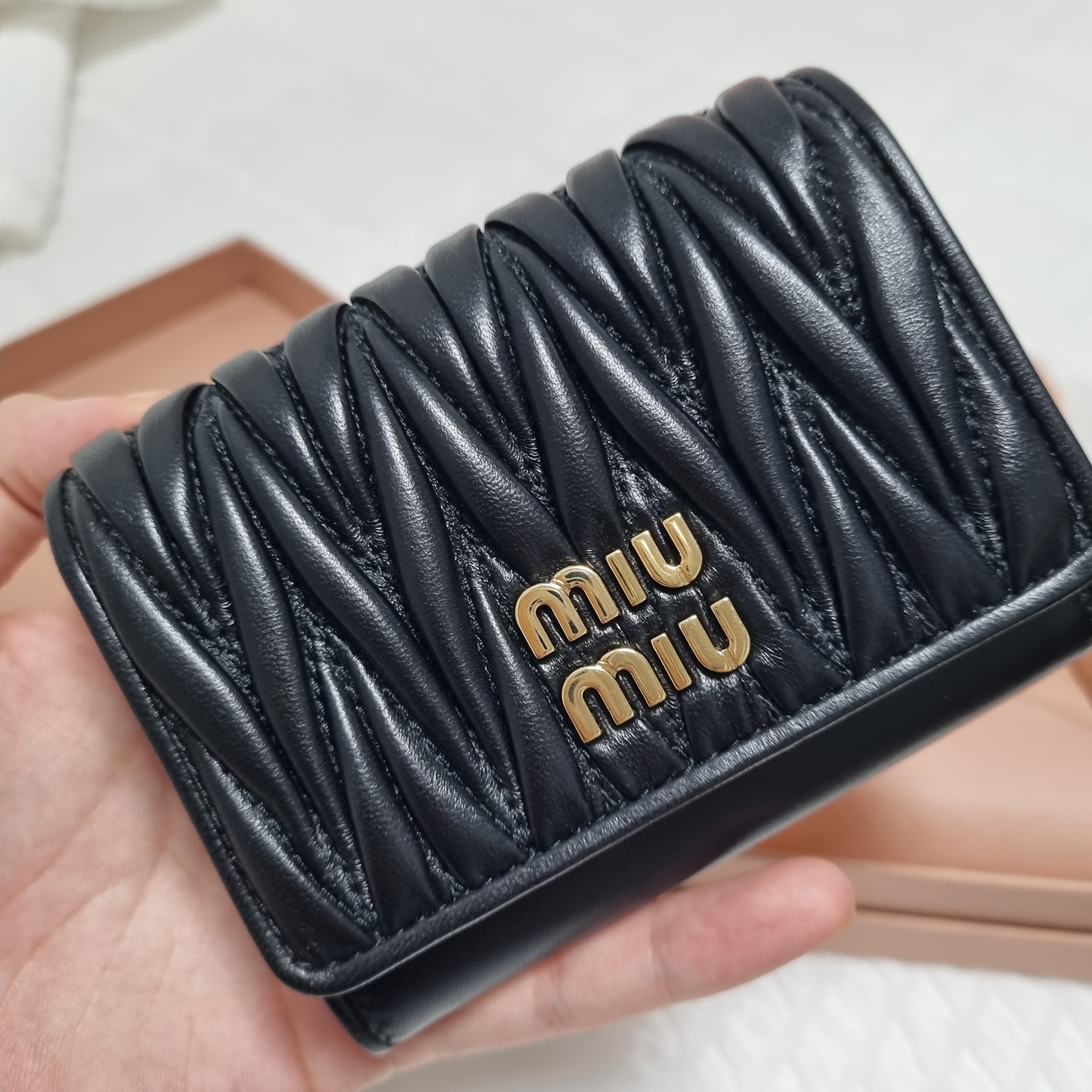 Miu Miu Matelasse Nappa Leather Card Holder Black 착용 스타일