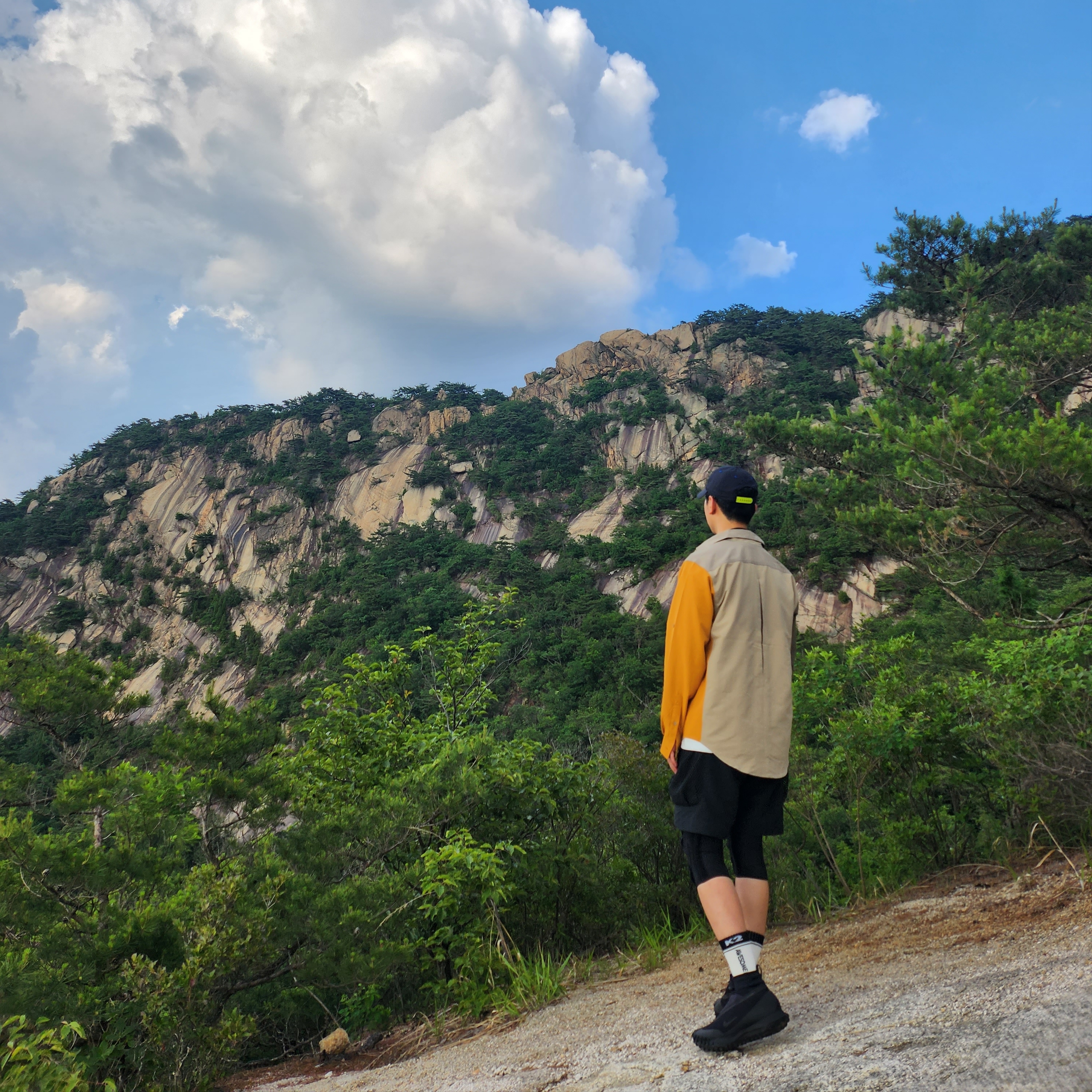 Nike ACG Dri-Fit UV Devastation Trail Shirt Khaki Olive Gold - Asia, Nike ACG HBR Short Sleeve T-Shirt Summit White - Asia 착용 스타일