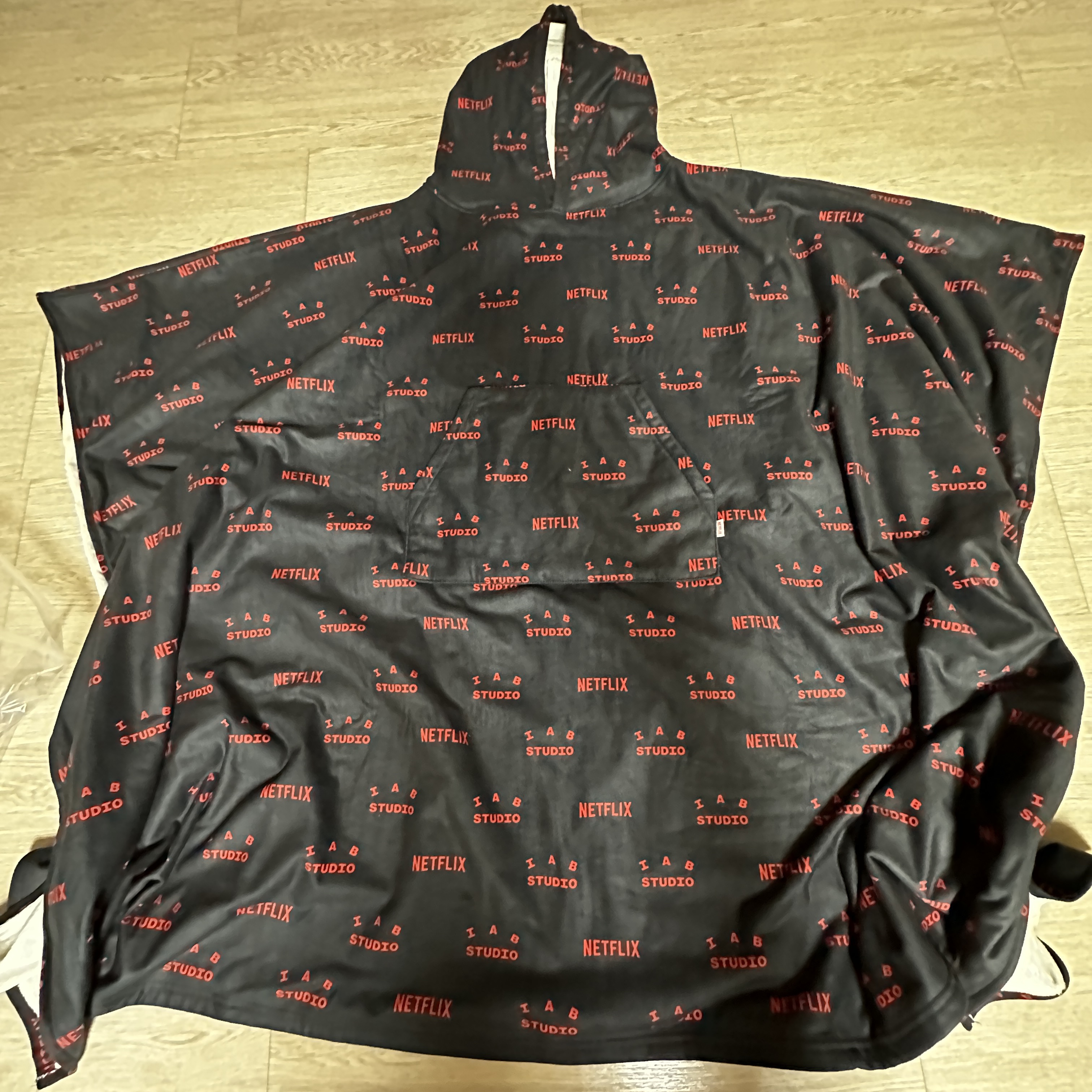 IAB Studio x Netflix Blanket Poncho Black 착용 스타일