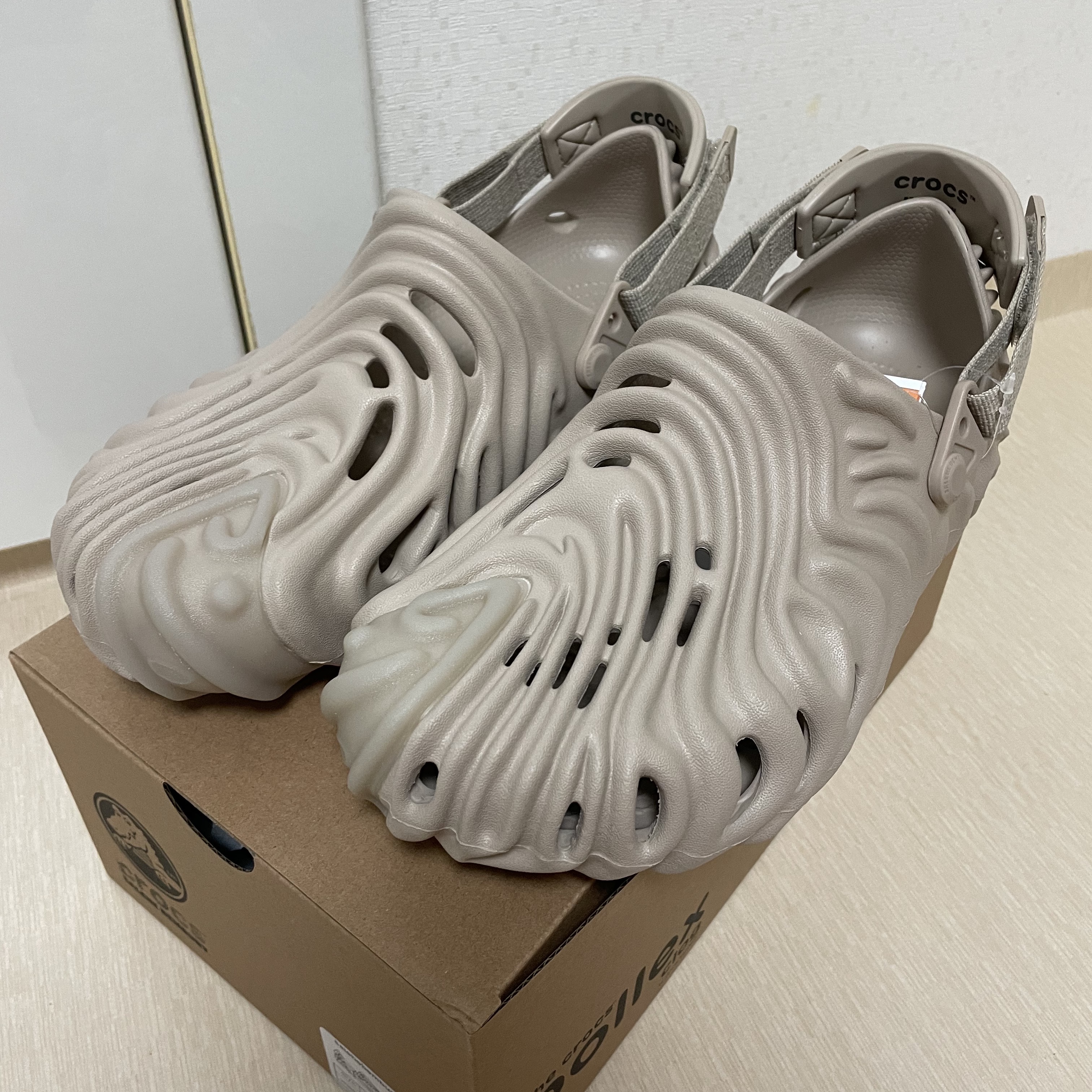 Crocs x Salehe Bembury Pollex Clog Horchata 착용 스타일 - 4