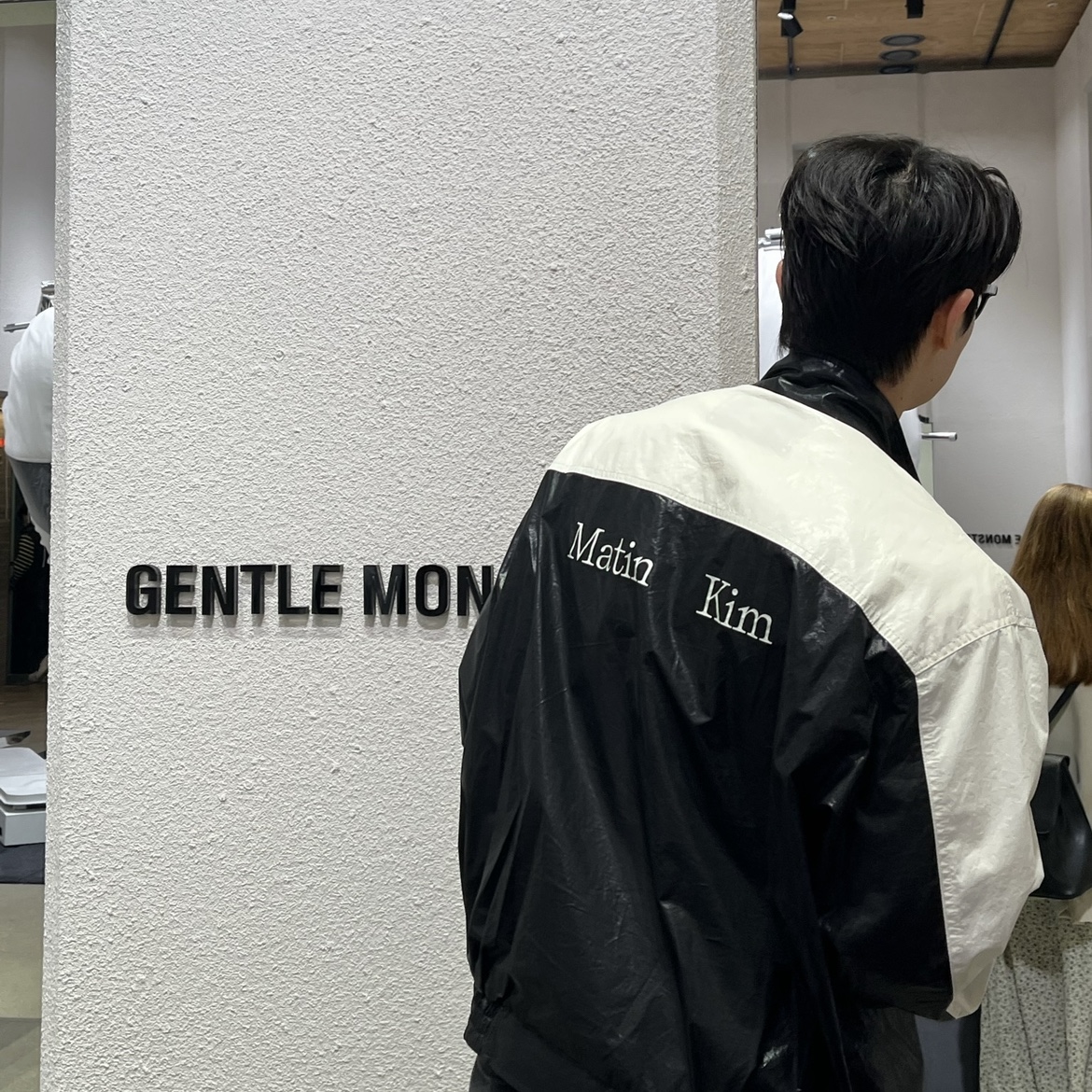 (W) Matin Kim Logo Coating Jumper Black 착용 스타일 - 3