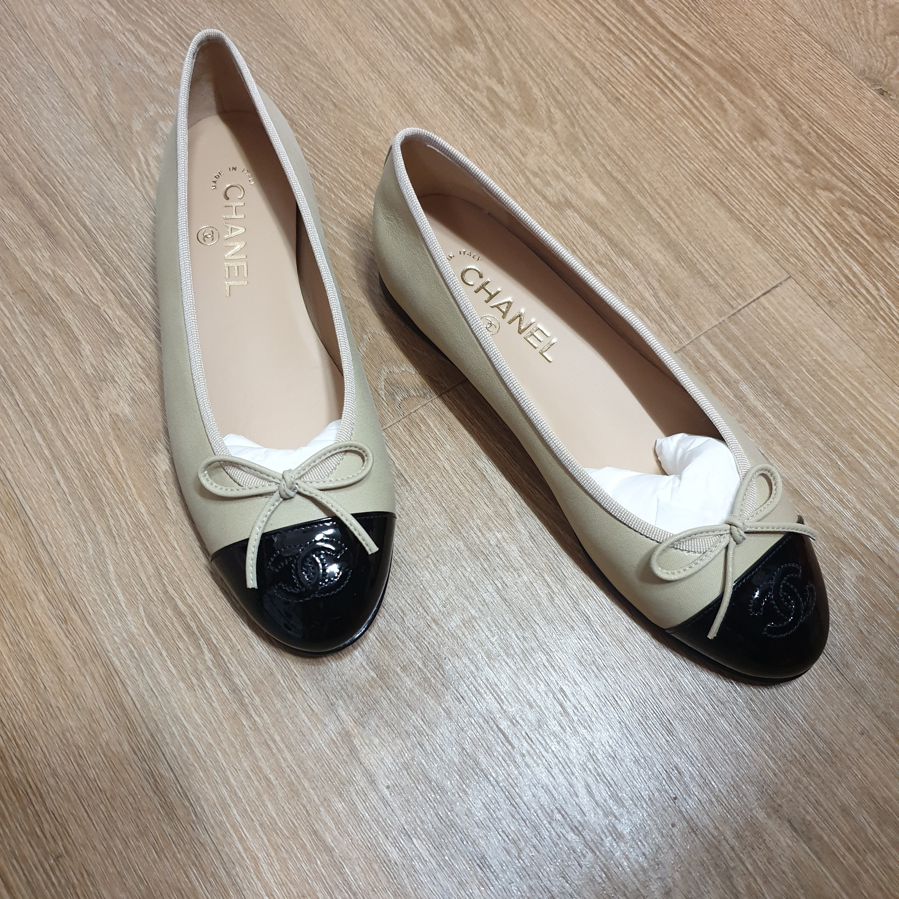 (W) Chanel Ballerina Flat Shiny Goatskin Patent Calfskin & Light Beige Black 착용 스타일 - 1