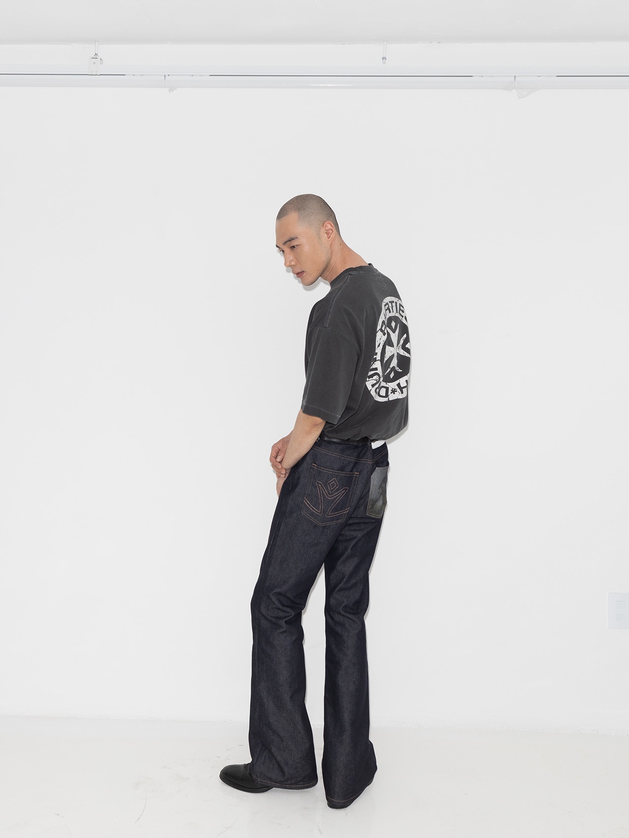 Punch Drunk Parties Hurt Logo Garment Dyed Tee Charcoal, Punch Drunk Parties Backing Parties Raw Flare Jeans Dark Indigo 착용 스타일 - 3