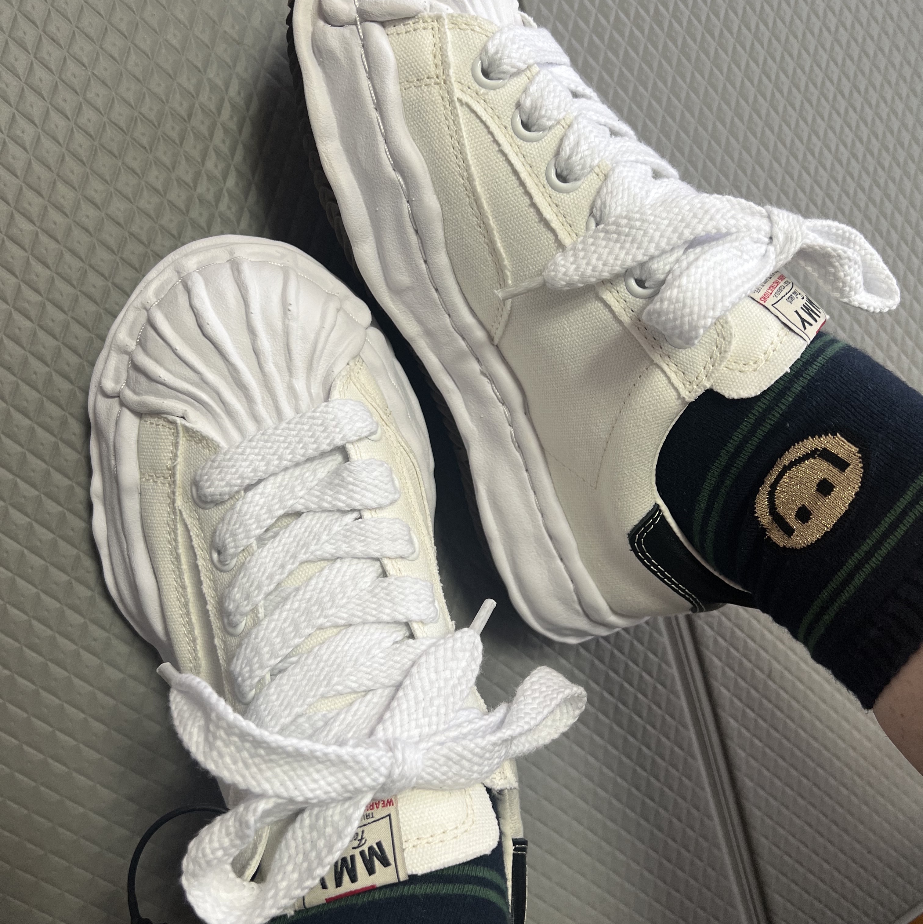 Maison Mihara Yasuhiro Blakey OG Sole Canvas Low-top Sneakers White 착용 스타일 - 1