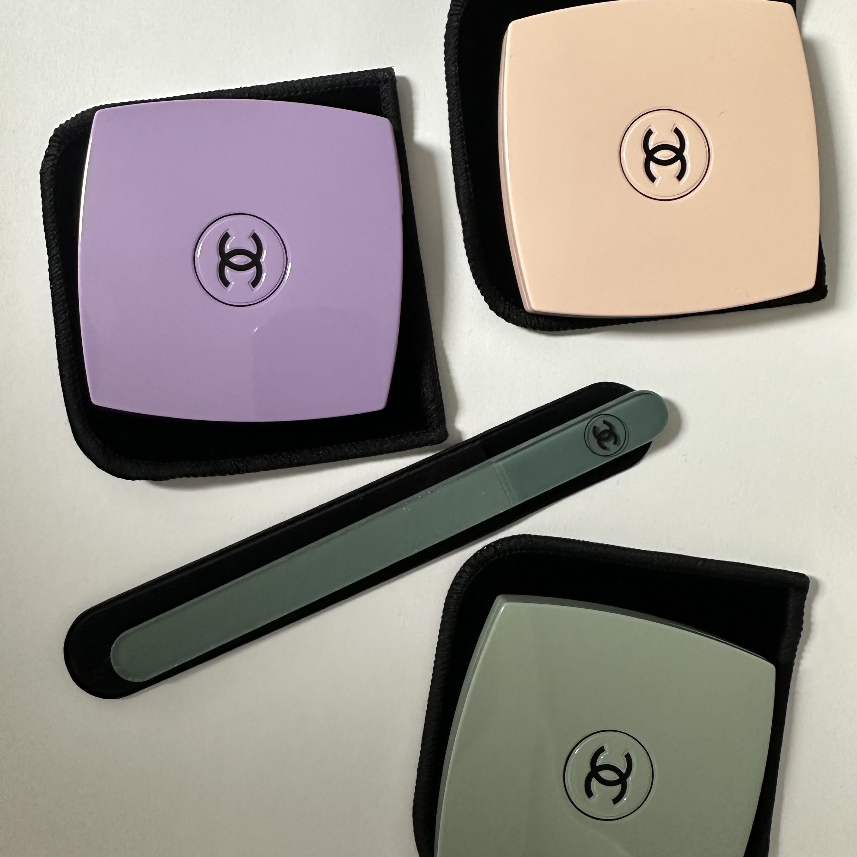 Chanel Miroir Double Facette, Chanel Codes Couleur Limited Edition Miroir Double Facettes 111 Ballerina 착용 스타일 - 2