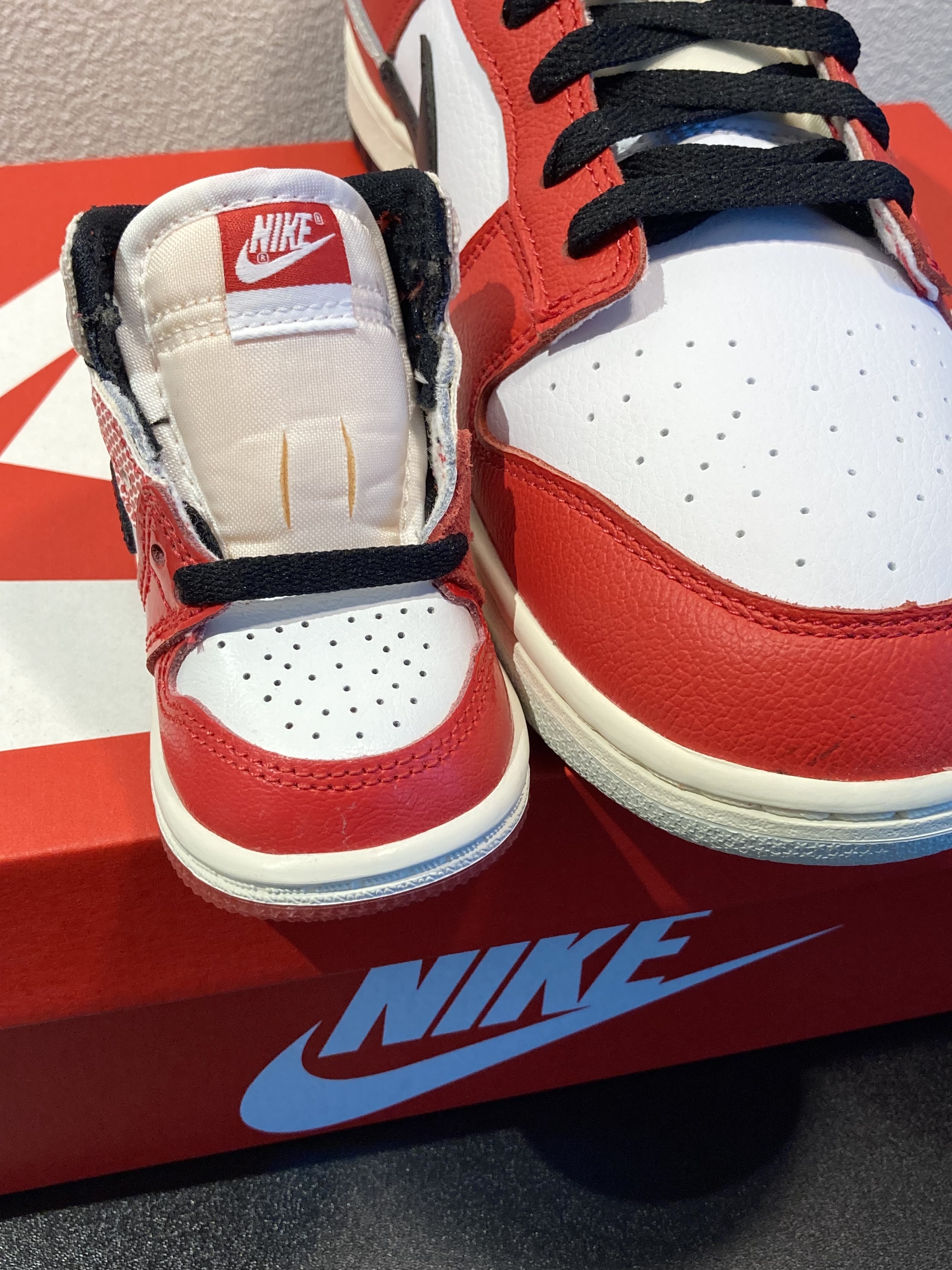 (TD) Jordan 1 Retro High Spider-Man Next Chapter, Nike Dunk Low Retro PRM University Red Black 착용 스타일 - 3