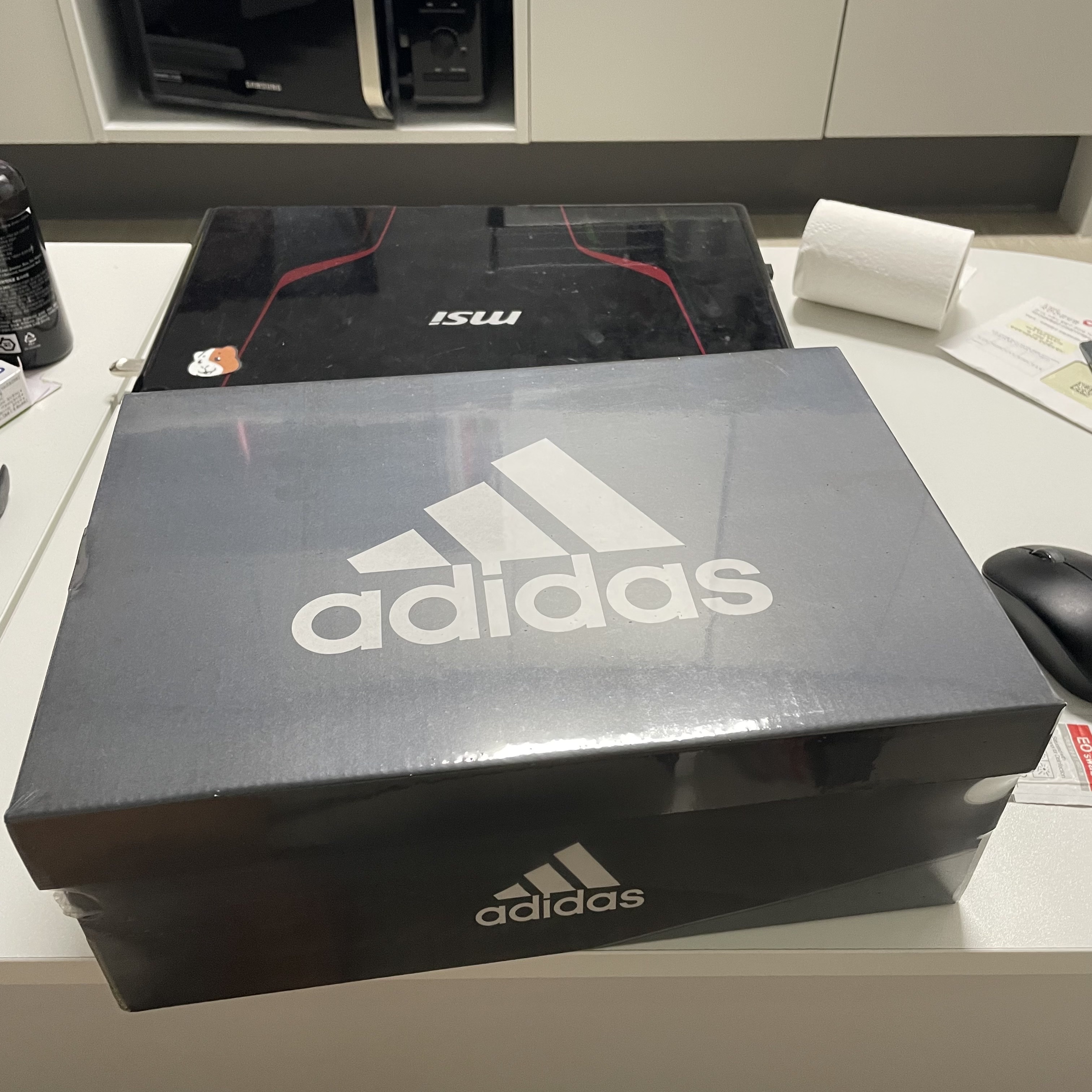 Adidas Adilette Clog Black White 착용 스타일 - 2