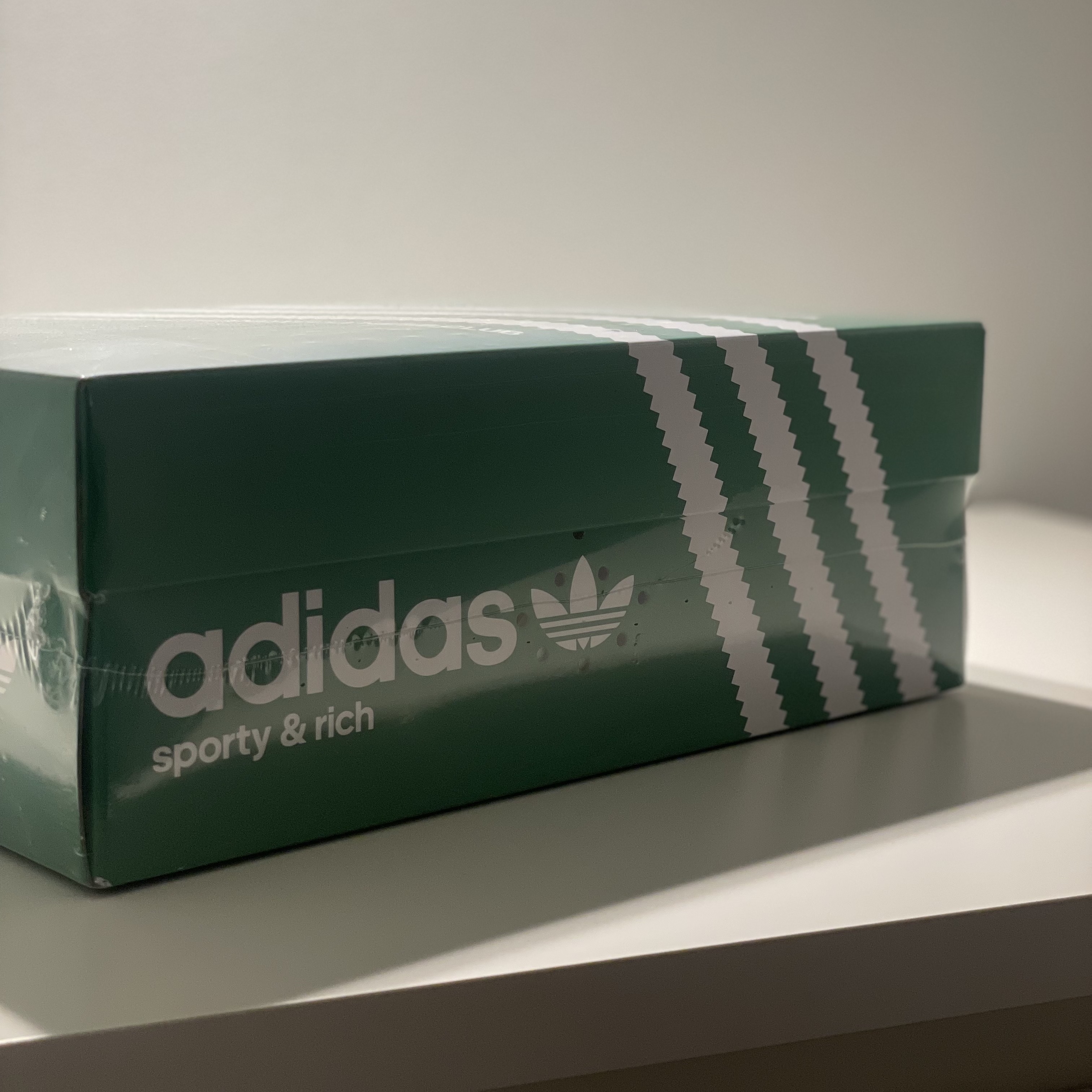 Adidas x Sporty & Rich Samba Cloud White Legend Ink 착용 스타일 - 5
