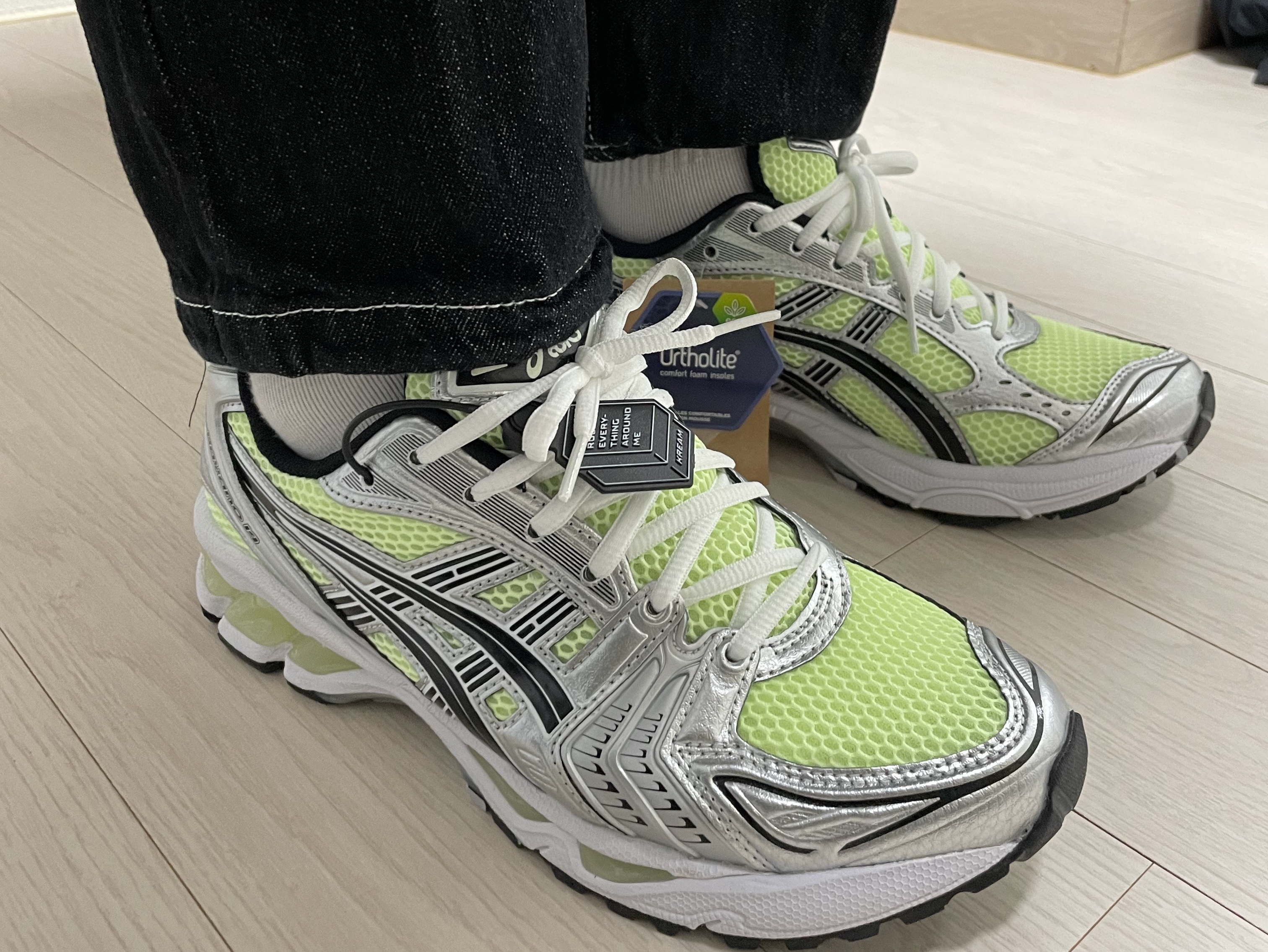 Asics Gel-Kayano 14 Illuminate Yellow Black 착용 스타일 - 1