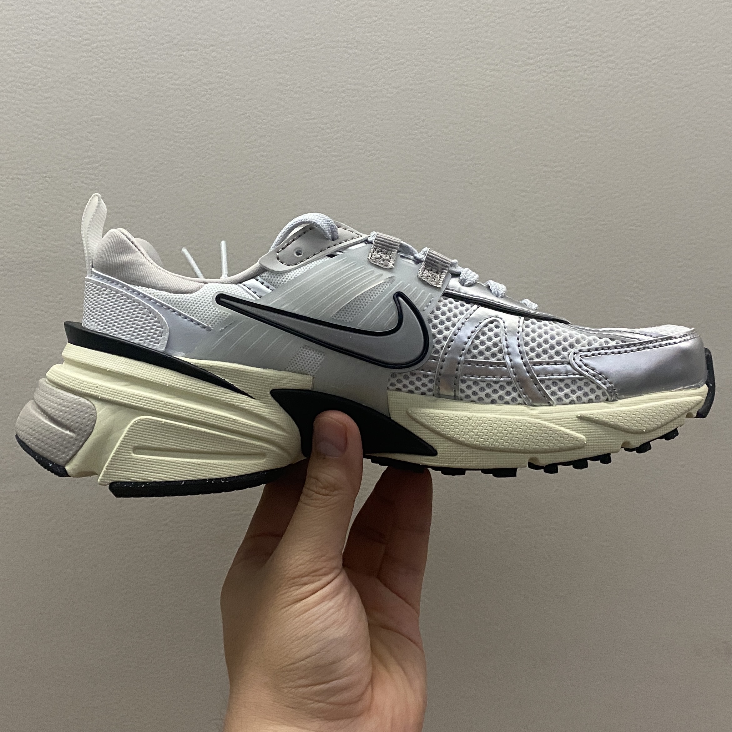 Nike V2K Run Summit White Metallic Silver 착용 스타일 - 2