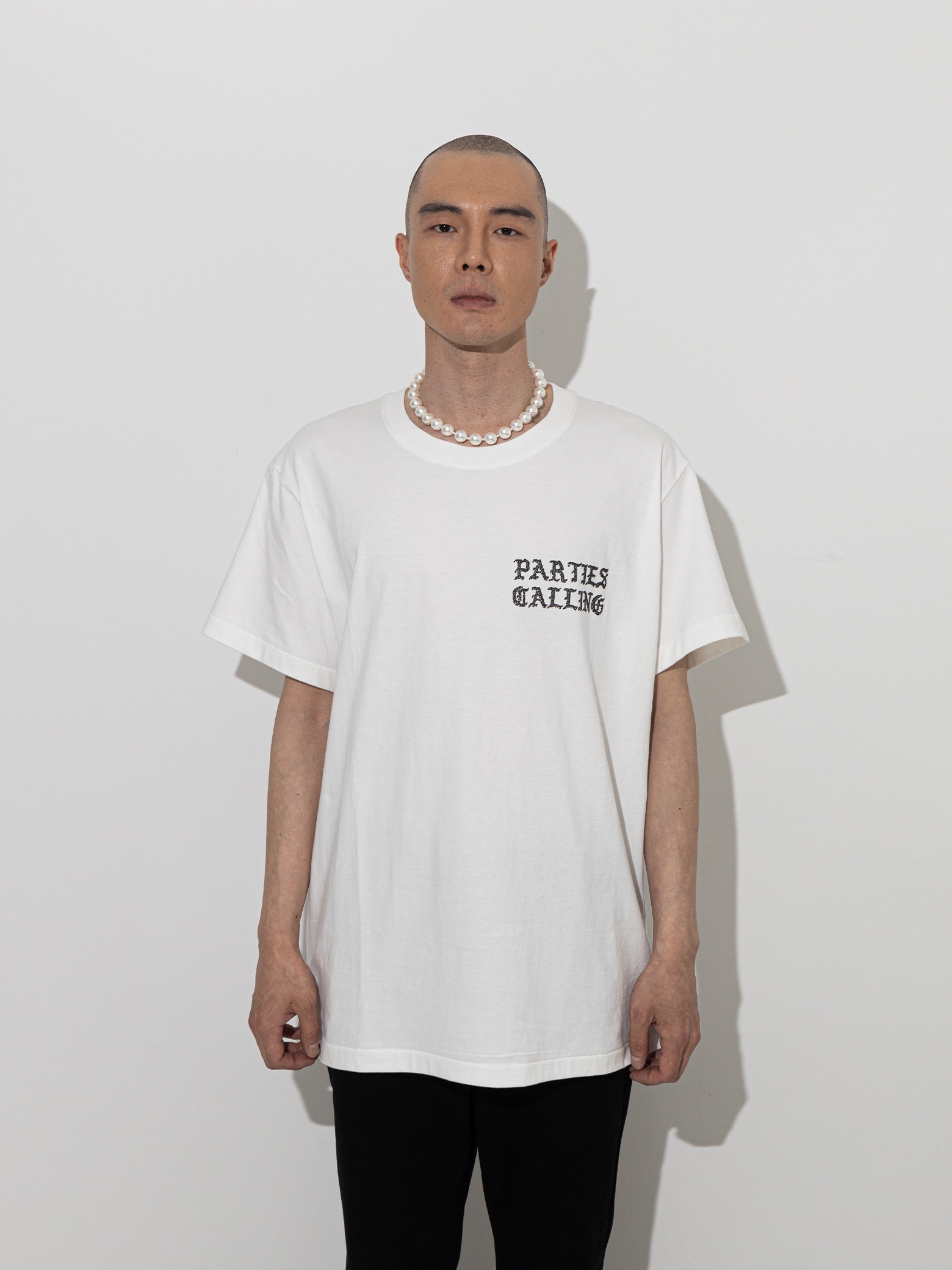 Punch Drunk Parties Creeper Letter Narrow Tee White 착용 스타일 - 2