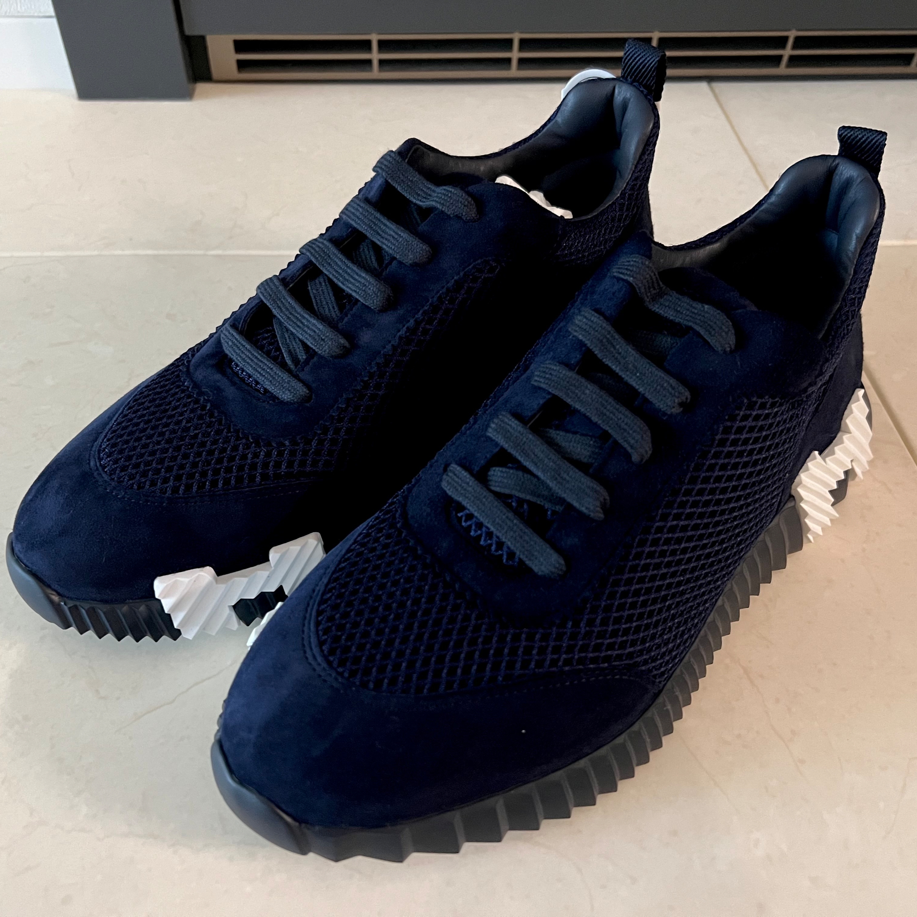 Hermes Bouncing Sneakers Graphic Mesh Suede Goatskin & Marine 착용 스타일 - 1