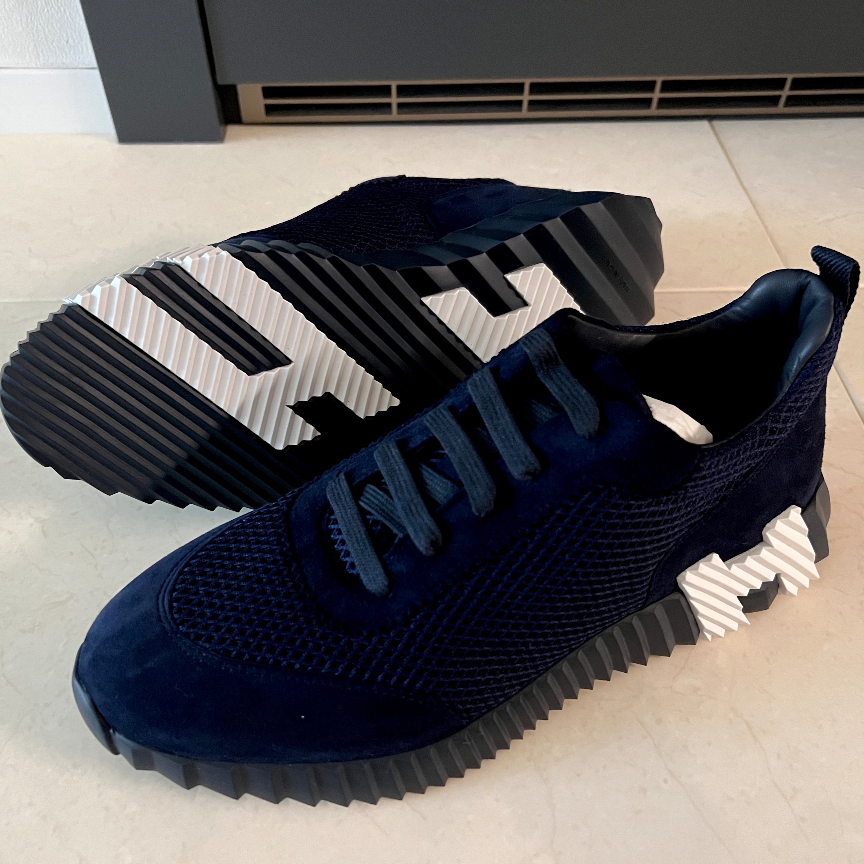 Hermes Bouncing Sneakers Graphic Mesh Suede Goatskin & Marine 착용 스타일 - 3