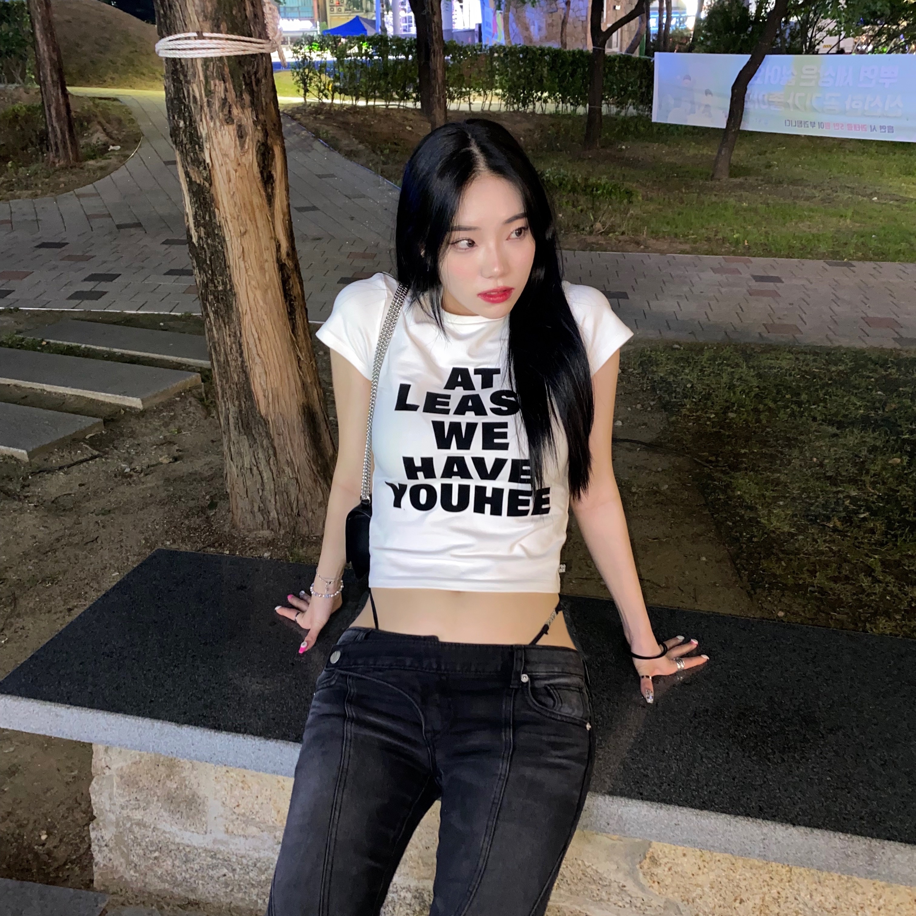 (W) Youhee Lettering T-Shirt White 착용 스타일 - 3