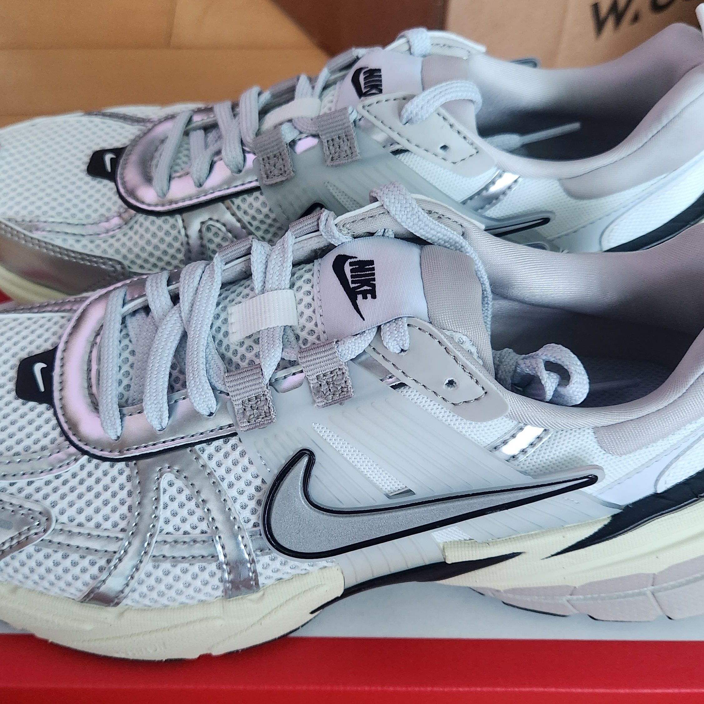 Nike V2K Run Summit White Metallic Silver 착용 스타일 - 2