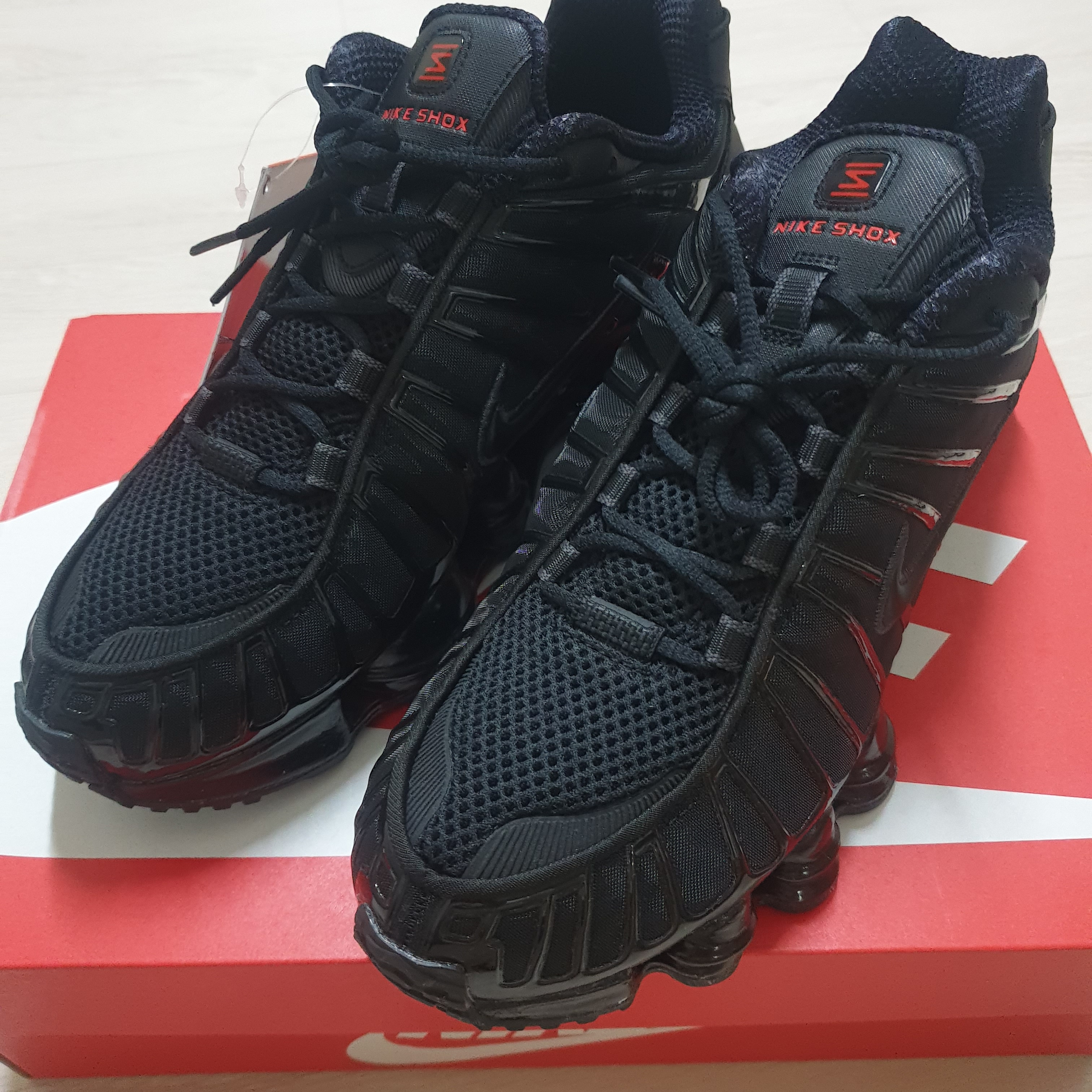 (W) Nike Shox TL Black and Max Orange 착용 스타일