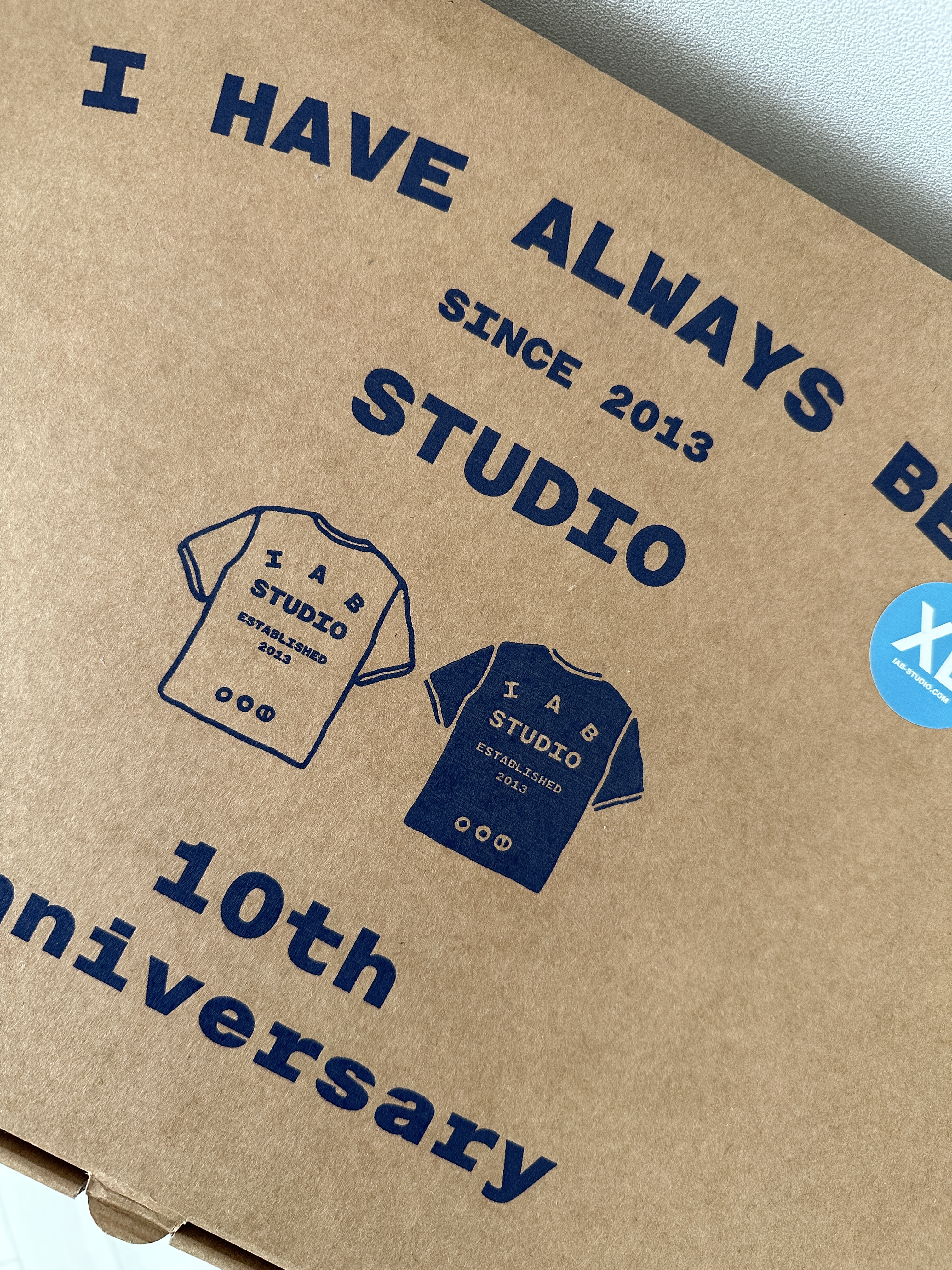 IAB Studio 10th Anniversary T-Shirts Pack White & Black (2 Pack) 착용 스타일