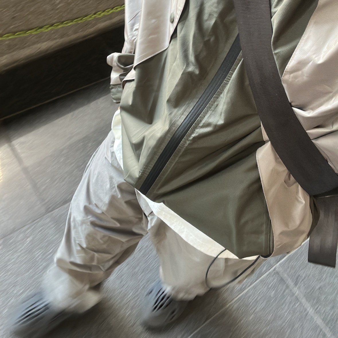 Adidas Yeezy Foam RNNR Onyx 착용 스타일