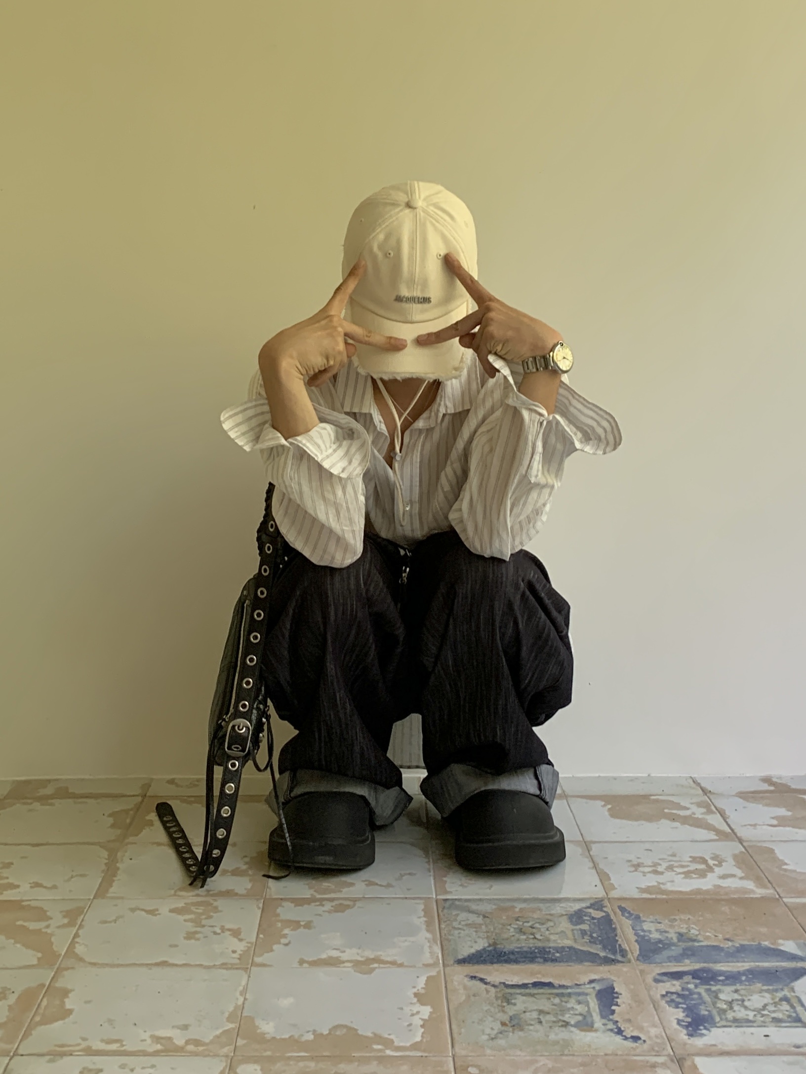 Jacquemus La Casquette Artichaut Fringe Baseball Cap Off White, Balenciaga Arena Lambskin Aged Silver Hardware Le Cagole XS Flap Bag Black 착용 스타일 - 3