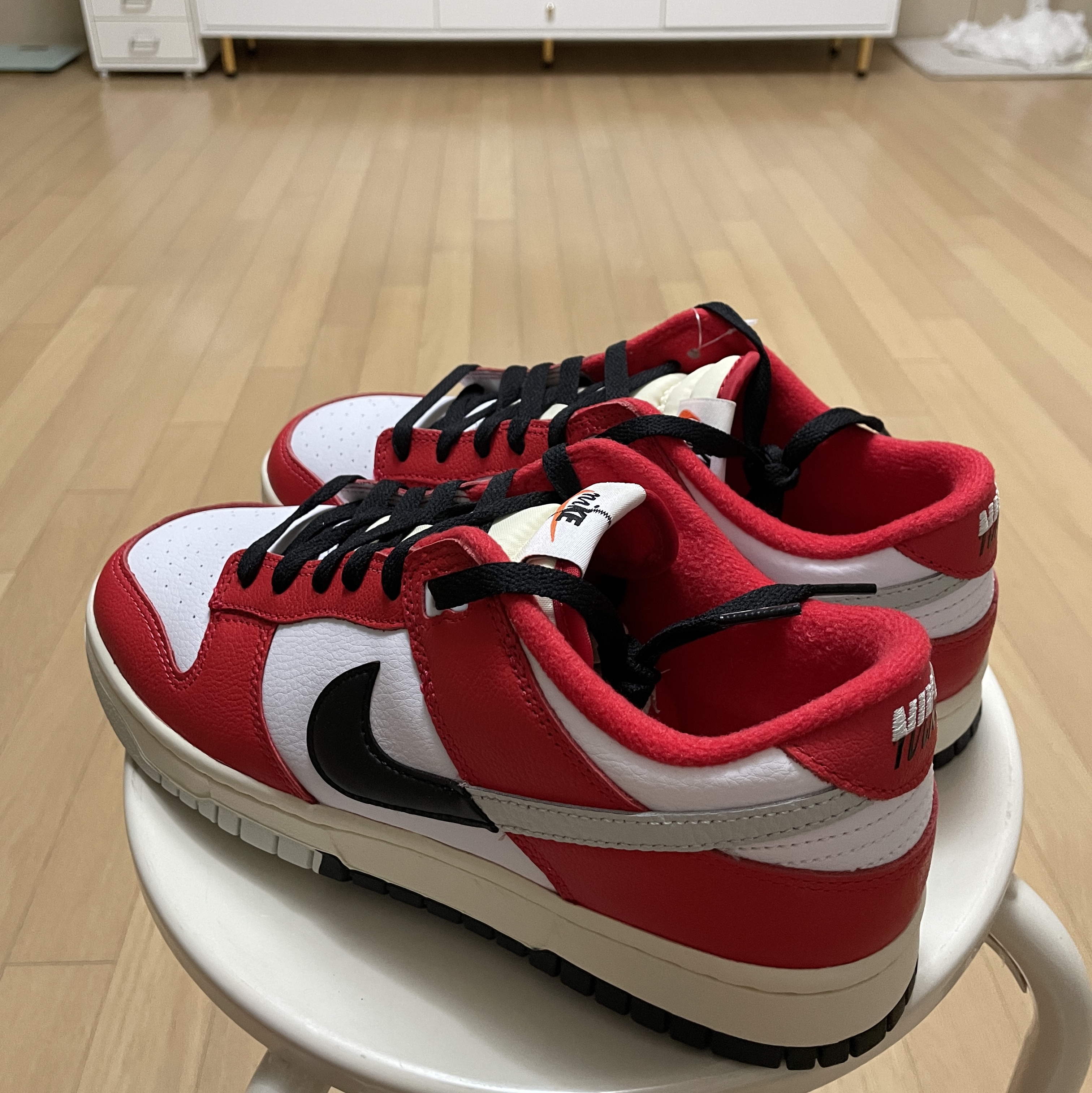 Nike Dunk Low Retro PRM University Red Black 착용 스타일