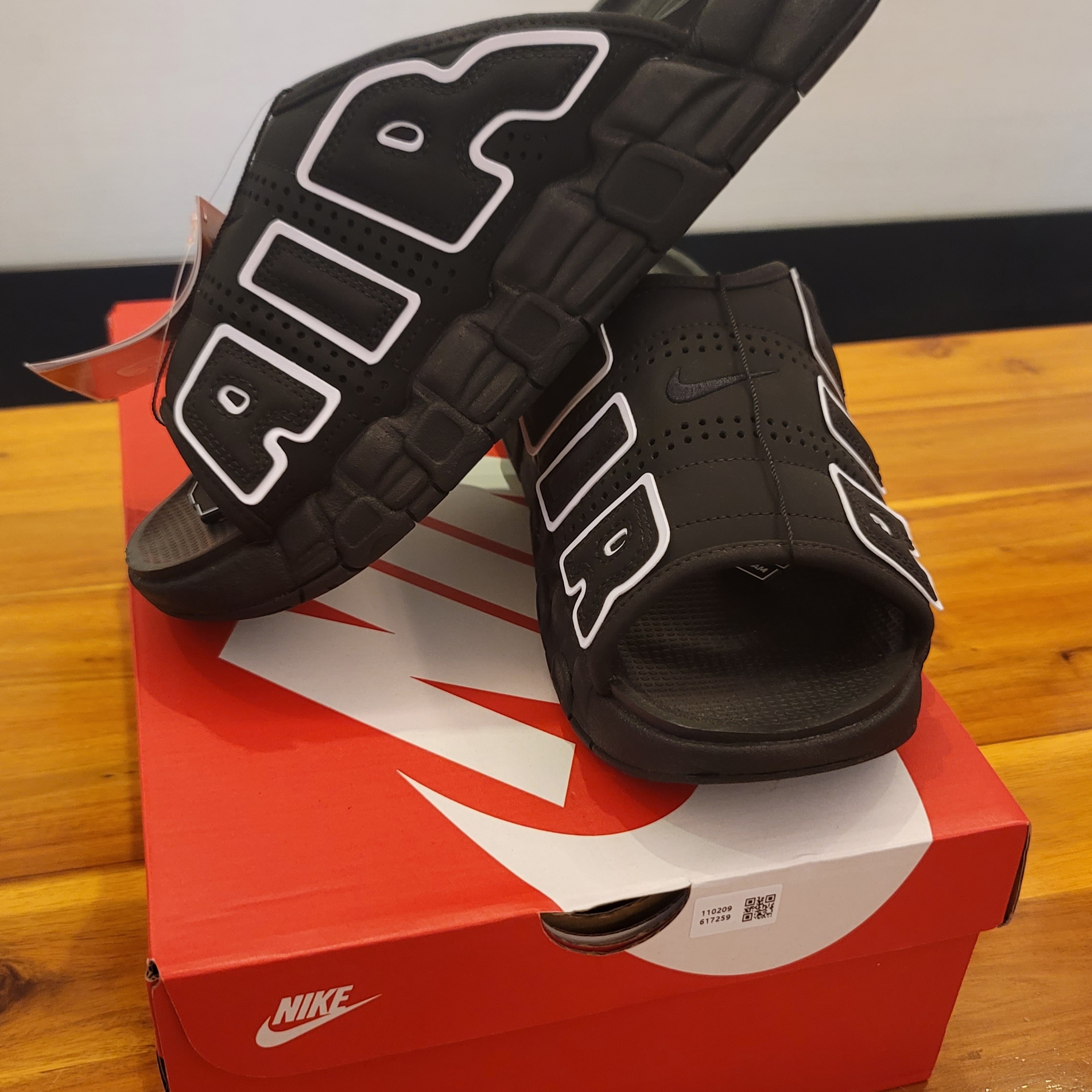 Nike Air More Uptempo Slide Black White 착용 스타일 - 1