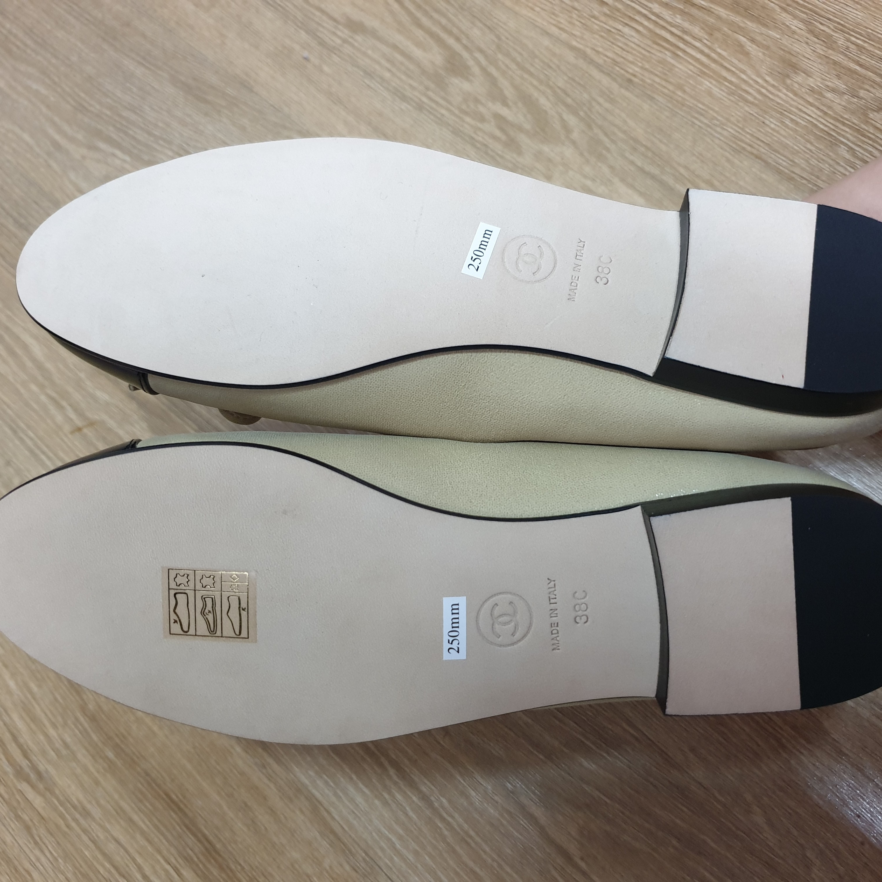 (W) Chanel Ballerina Flat Shiny Goatskin Patent Calfskin & Light Beige Black 착용 스타일 - 3