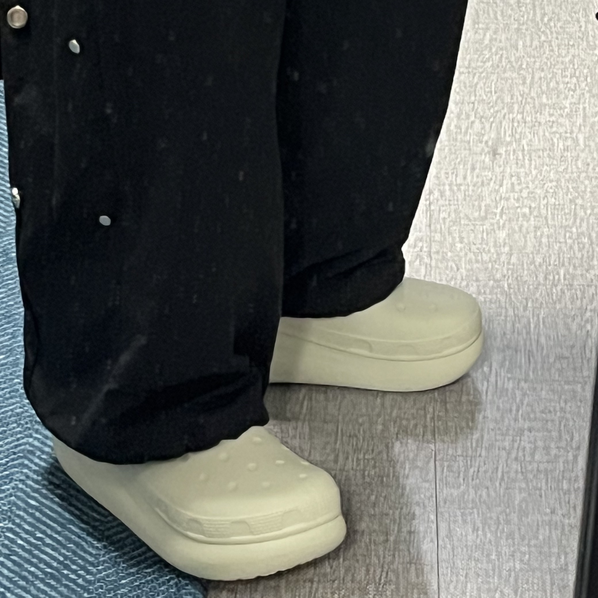 Crocs Classic Crush Boot Bone 착용 스타일 - 1