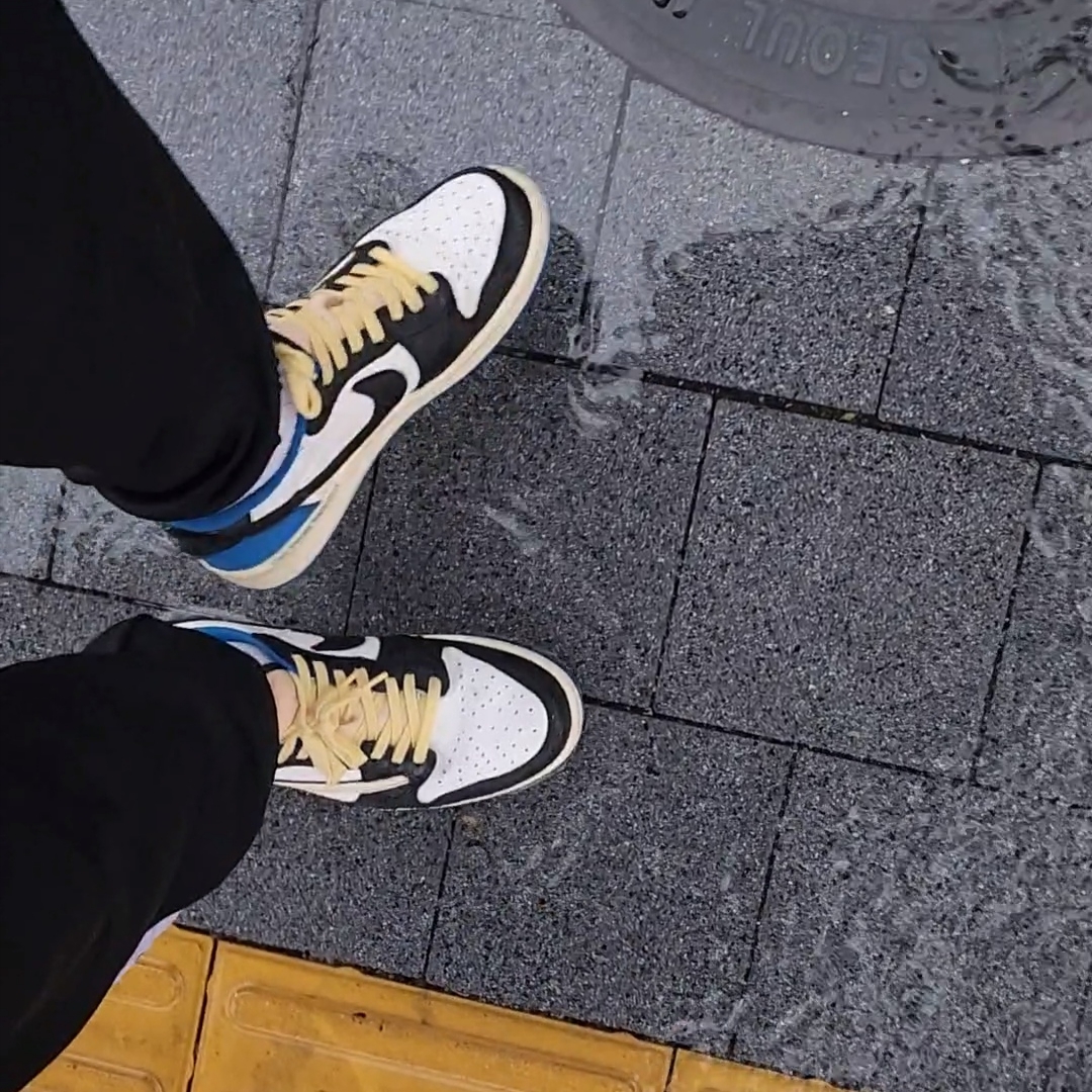 Jordan 1 x Travis Scott x Fragment Retro Low OG SP Military Blue 착용 스타일 - 1