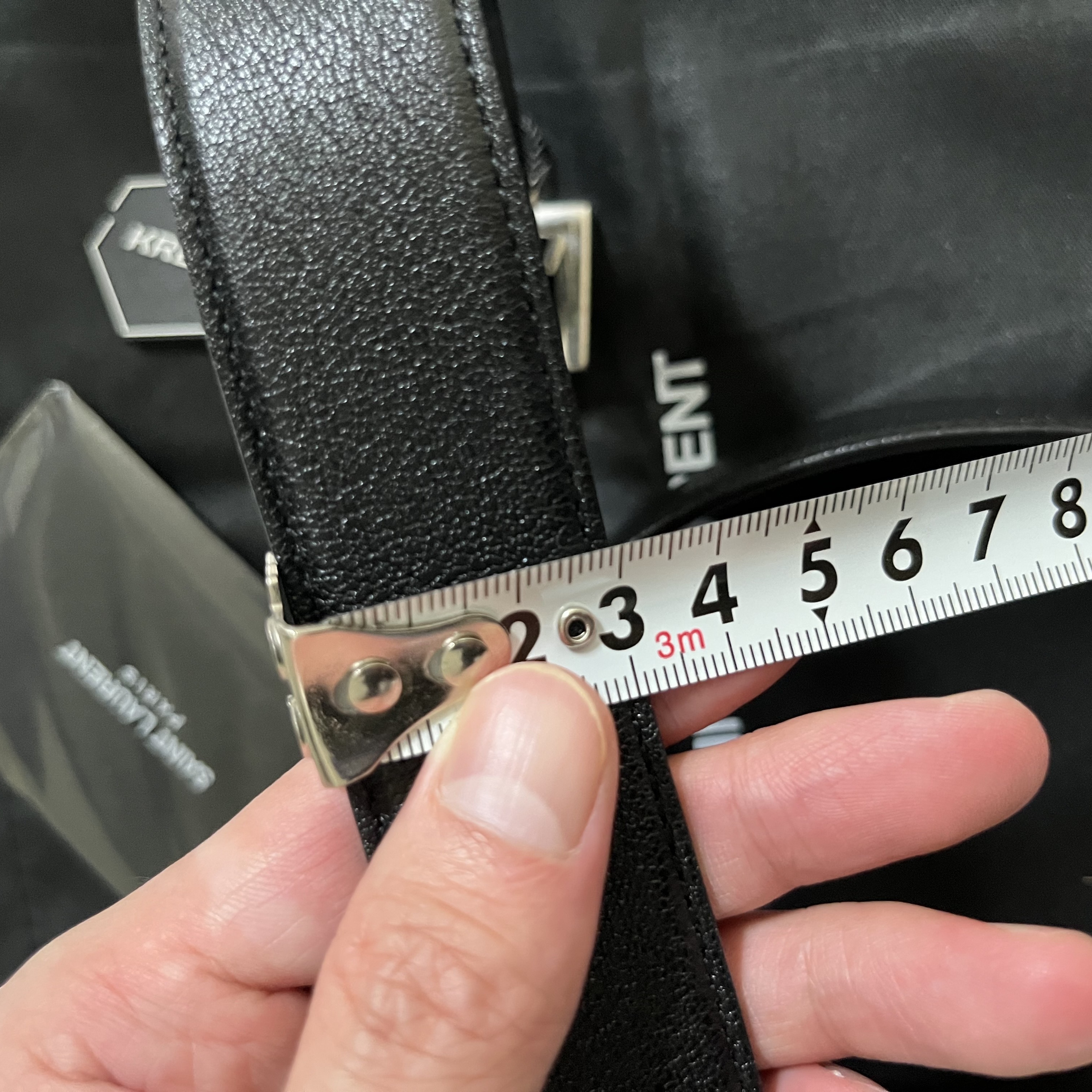 Saint Laurent Leather Silver Monogram Belt Black 착용 스타일 - 4