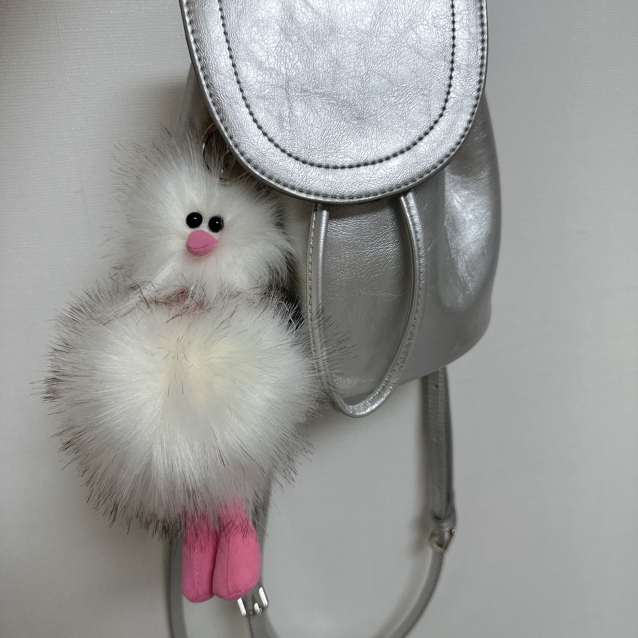 Cosymosy Ugly Bird Keyring White 착용 스타일 - 2