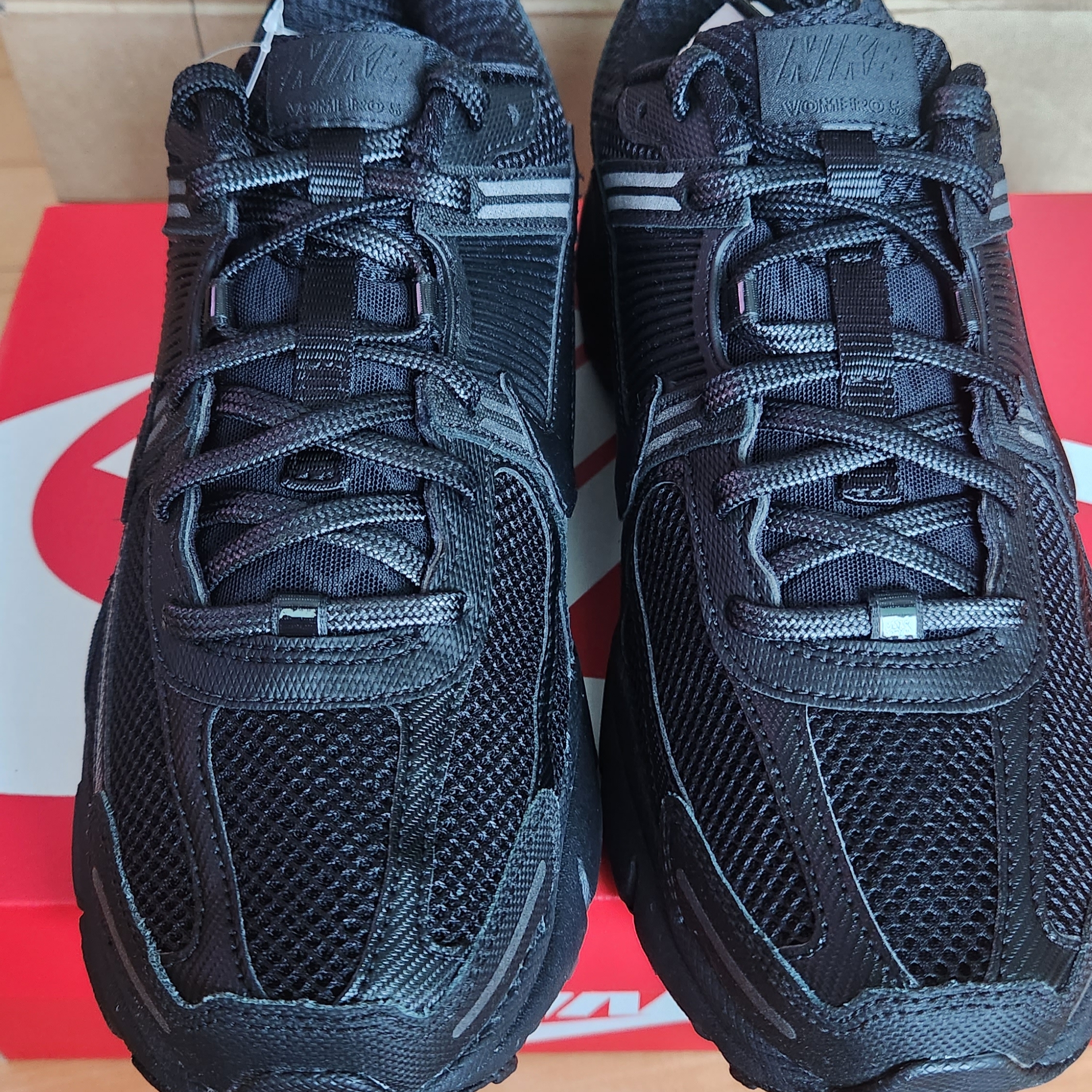 Nike Zoom Vomero 5 SP Black 착용 스타일 - 1