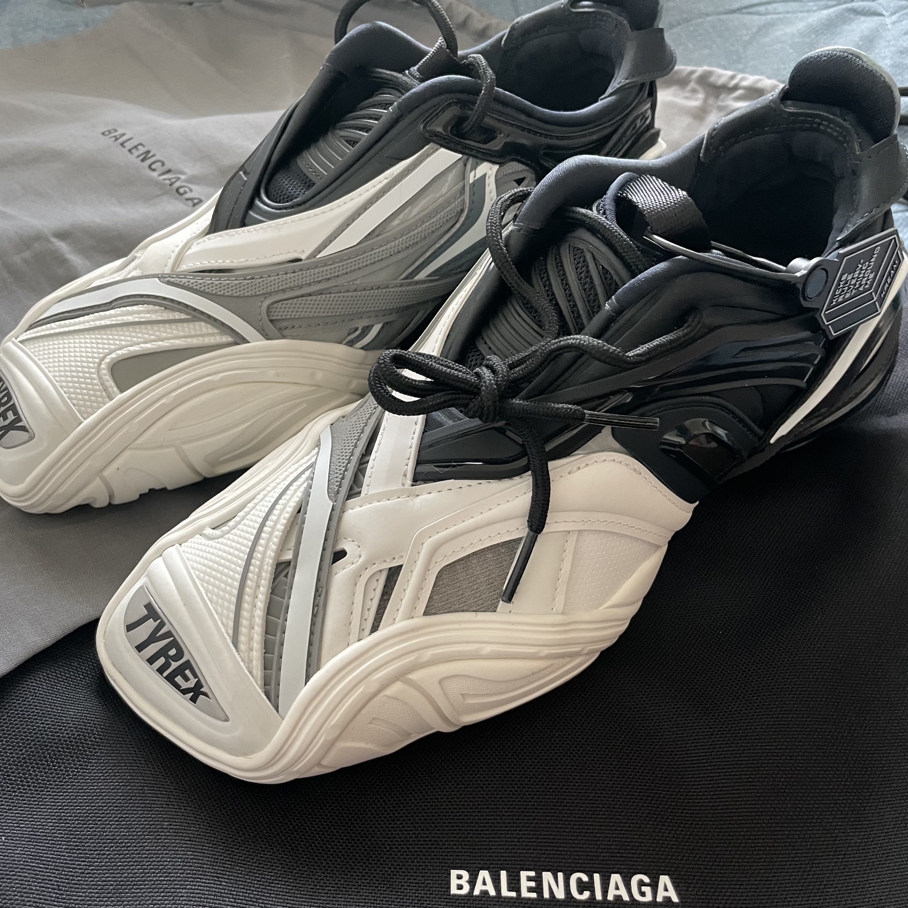 Balenciaga Tyrex Sneakers Black White 착용 스타일