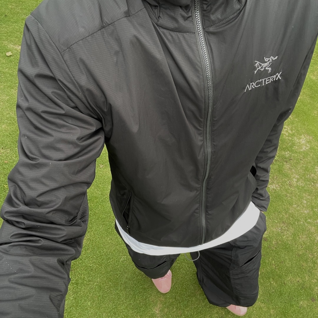 Arc'teryx Atom SL Hoody Black, Adidas Bermuda Glow Pink 착용 스타일 - 2