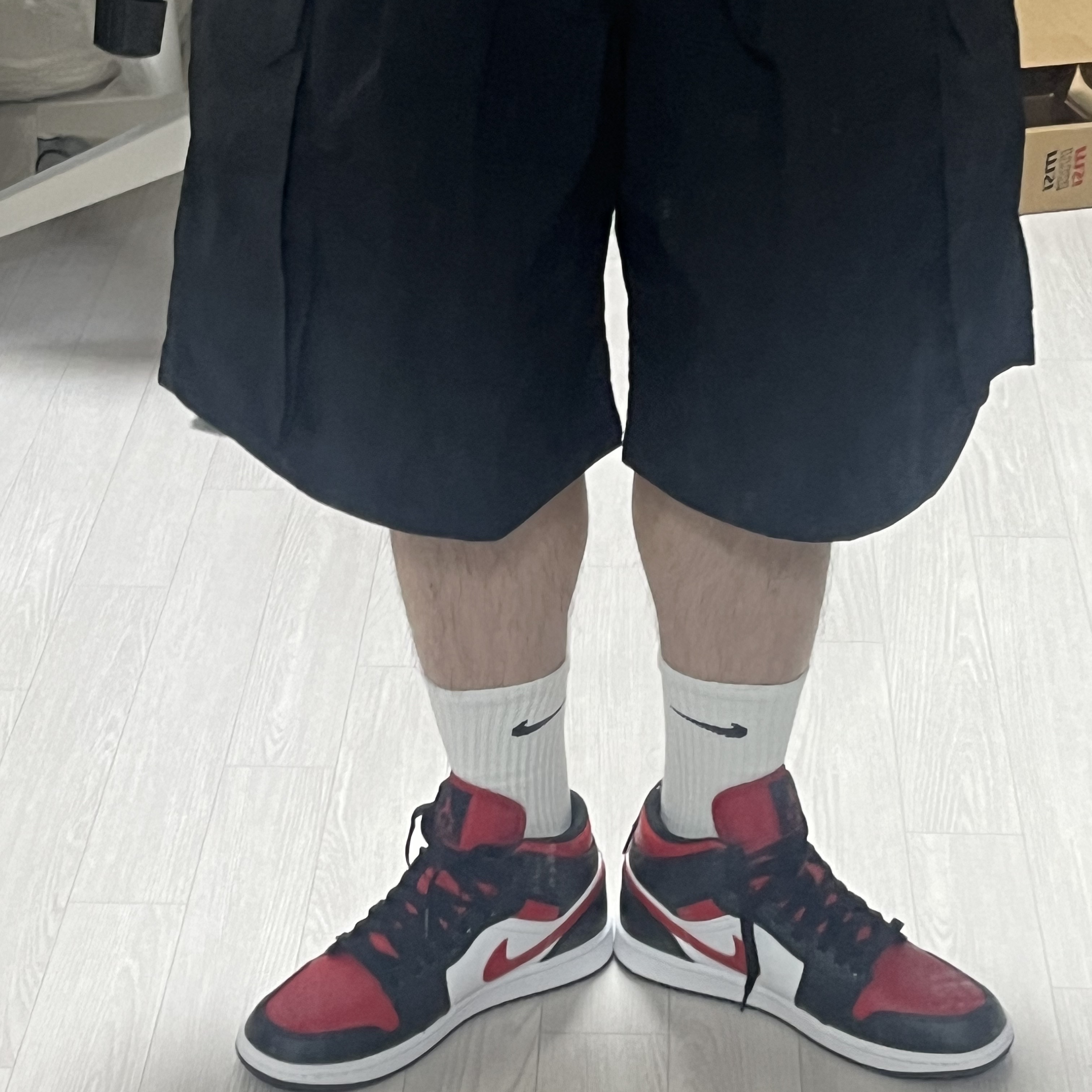 Jordan 1 Mid Black Fire Red 착용 스타일 - 1
